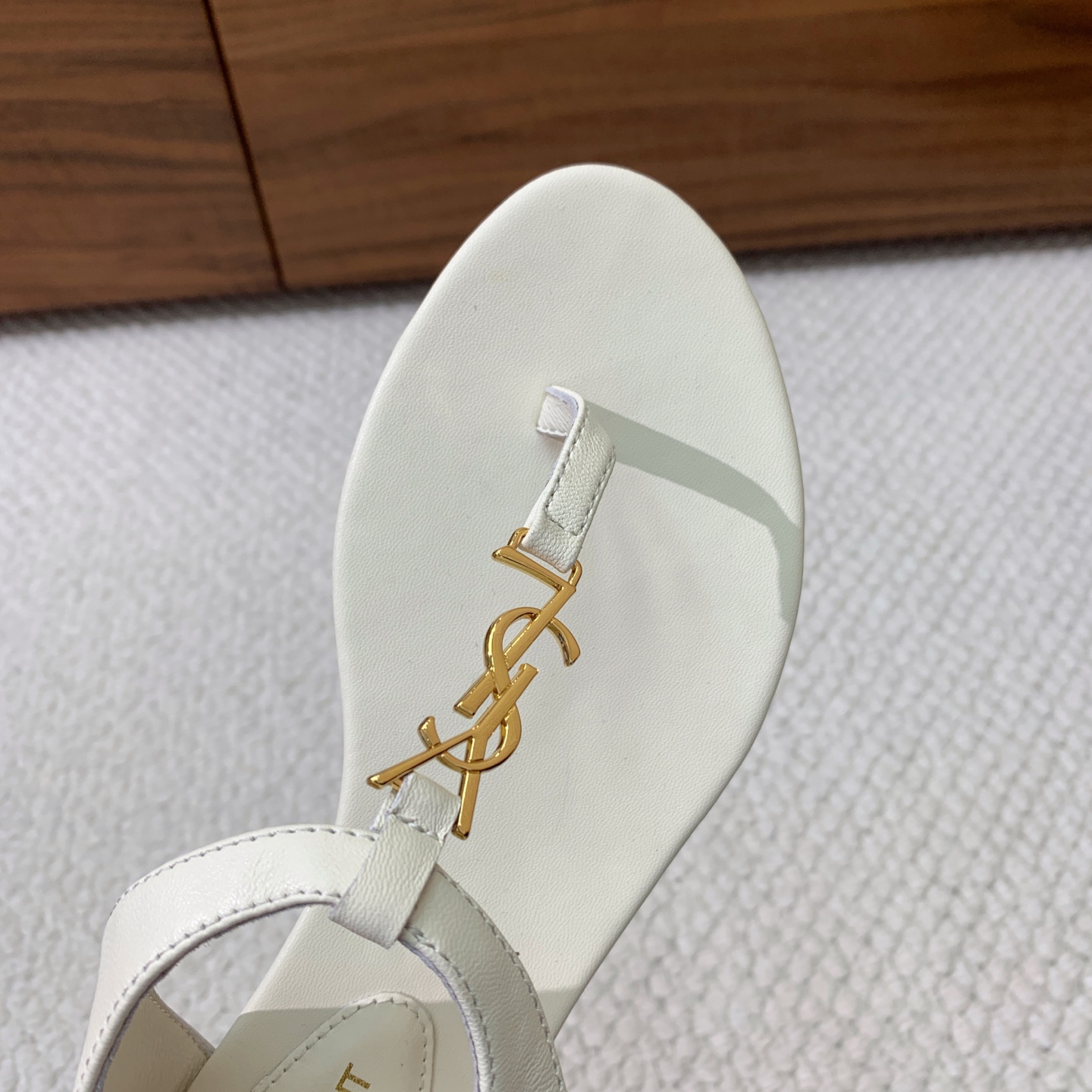 🔸SAINT LAUREN*🔸字母扣平底凉鞋。整个版型包括金属制品等细节别具一格让人眼前一亮，黑色版型显