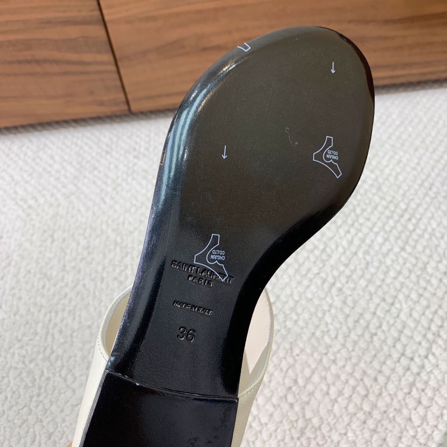 🔸SAINT LAUREN*🔸字母扣平底凉鞋。整个版型包括金属制品等细节别具一格让人眼前一亮，黑色版型显
