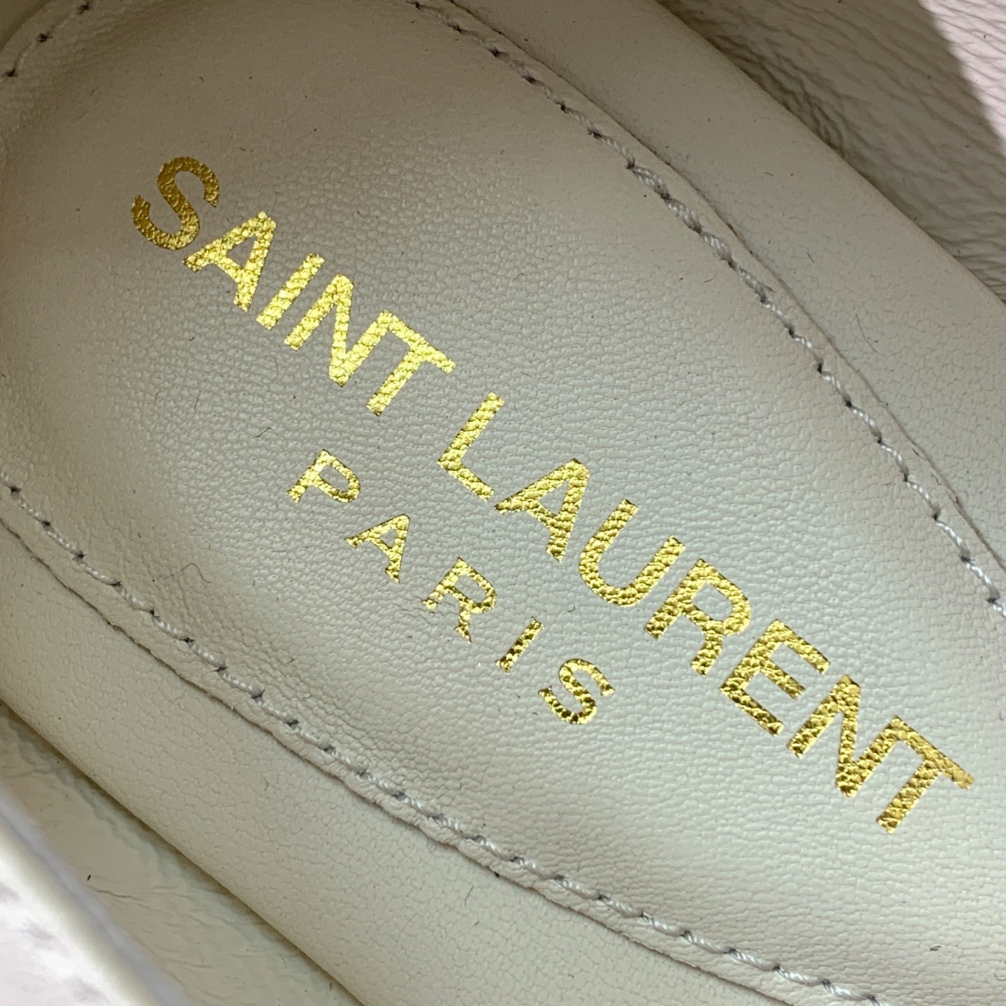 🔸SAINT LAUREN*🔸字母扣平底凉鞋。整个版型包括金属制品等细节别具一格让人眼前一亮，黑色版型显