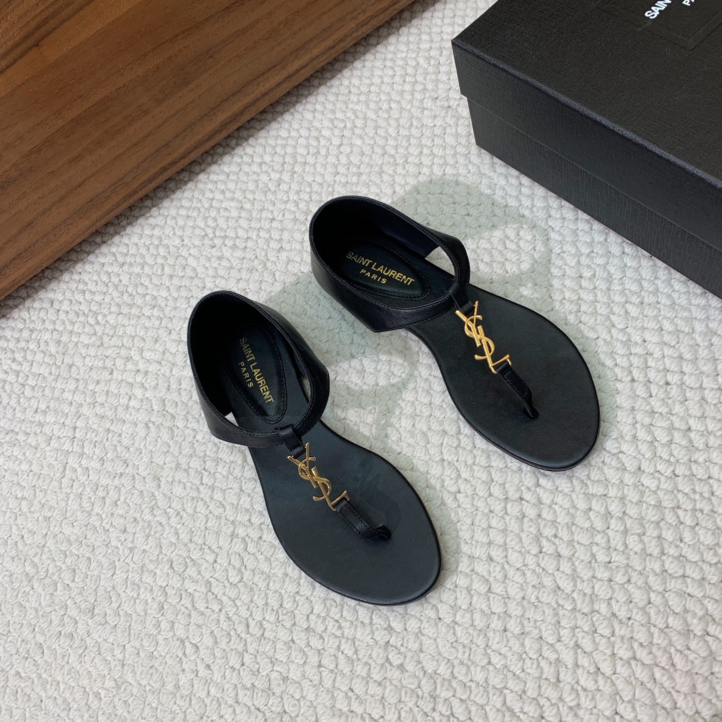 🔸SAINT LAUREN*🔸字母扣平底凉鞋。整个版型包括金属制品等细节别具一格让人眼前一亮，黑色版型显