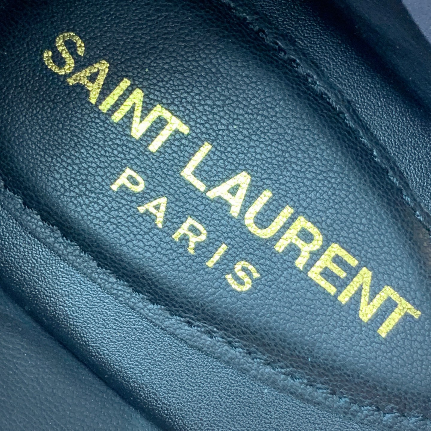 🔸SAINT LAUREN*🔸字母扣平底凉鞋。整个版型包括金属制品等细节别具一格让人眼前一亮，黑色版型显