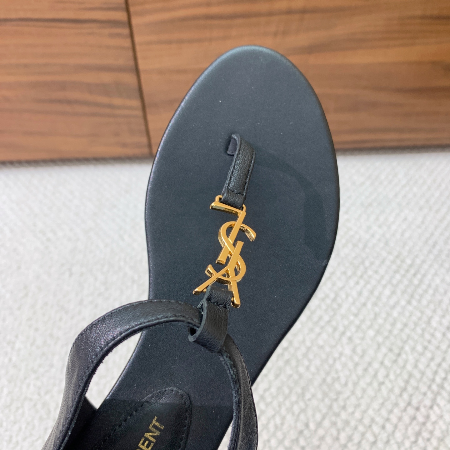 🔸SAINT LAUREN*🔸字母扣平底凉鞋。整个版型包括金属制品等细节别具一格让人眼前一亮，黑色版型显