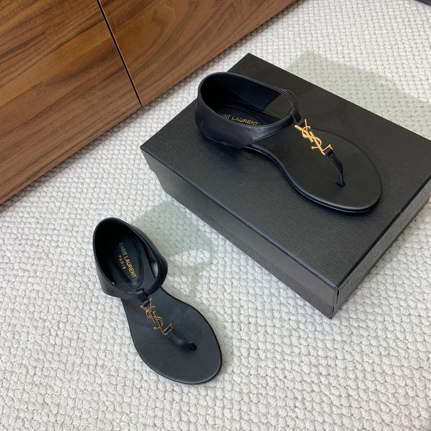 🔸SAINT LAUREN*🔸字母扣平底凉鞋。整个版型包括金属制品等细节别具一格让人眼前一亮，黑色版型显