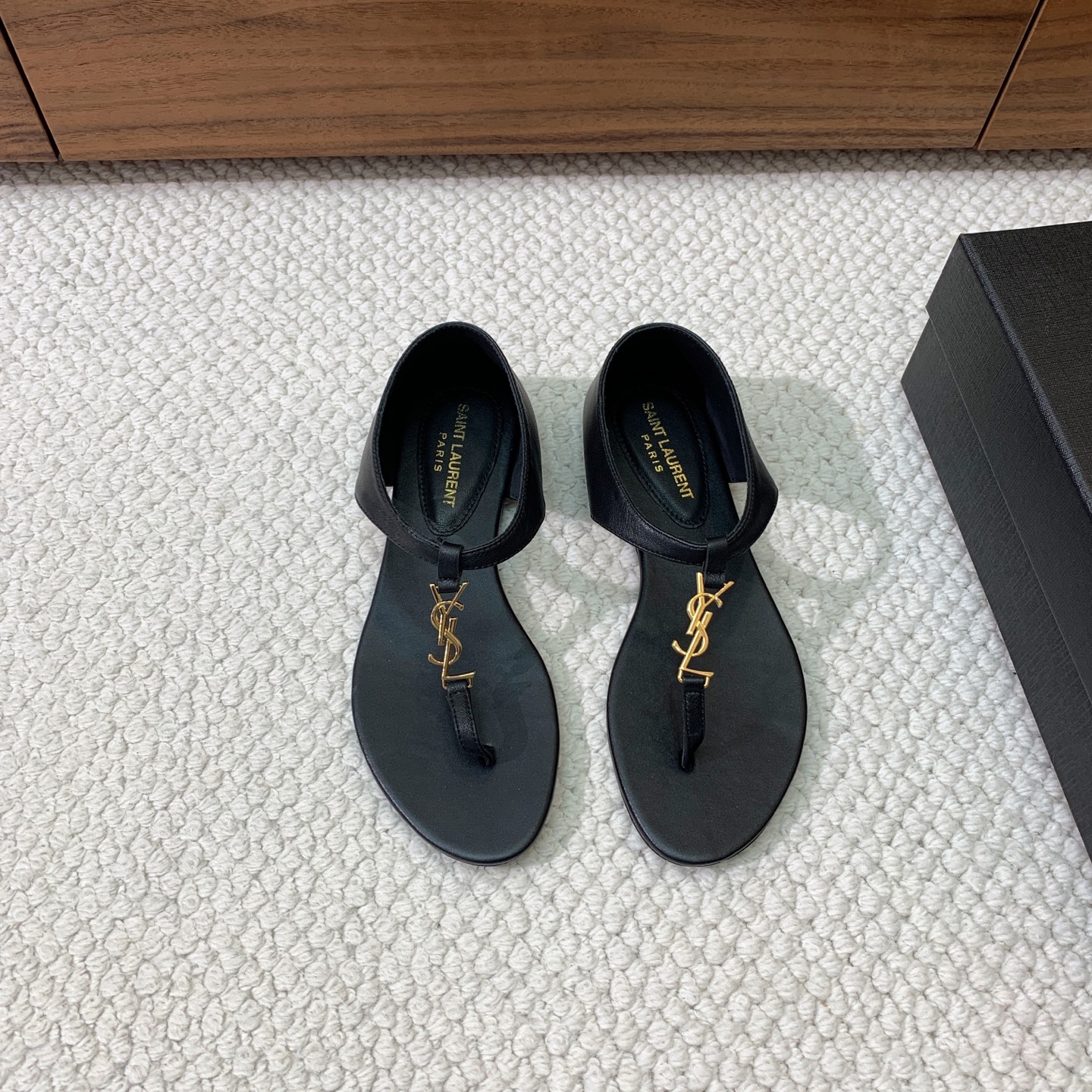 🔸SAINT LAUREN*🔸字母扣平底凉鞋。整个版型包括金属制品等细节别具一格让人眼前一亮，黑色版型显