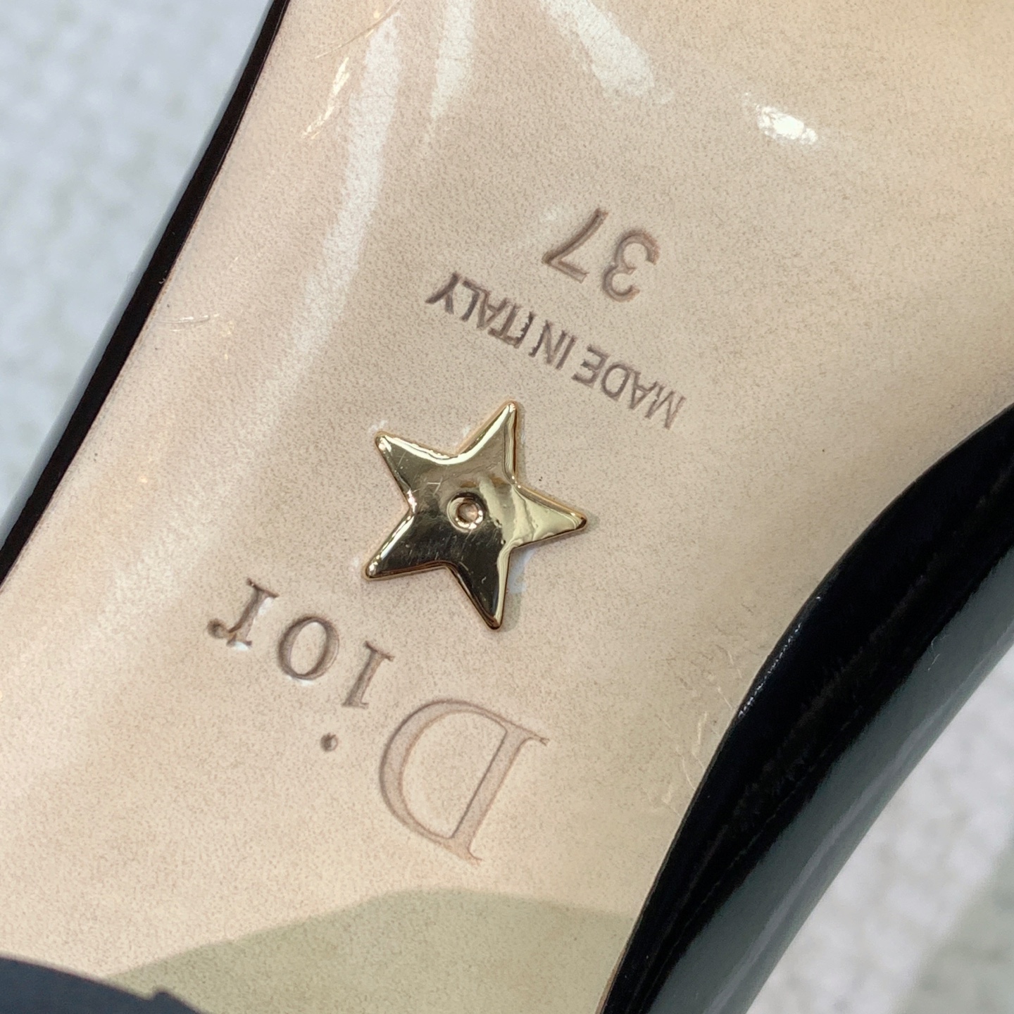 🔸D*or🔸字母扣粗跟玛丽珍单鞋。超美的脚踝扣上脚超仙，简约又不失甜美。材质：鞋面漆皮，羊皮内里及垫脚。