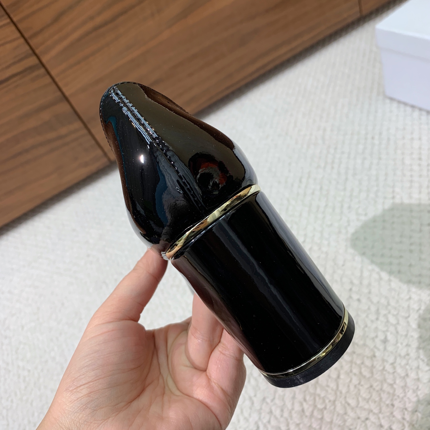 🔸D*or🔸字母扣粗跟玛丽珍单鞋。超美的脚踝扣上脚超仙，简约又不失甜美。材质：鞋面漆皮，羊皮内里及垫脚。