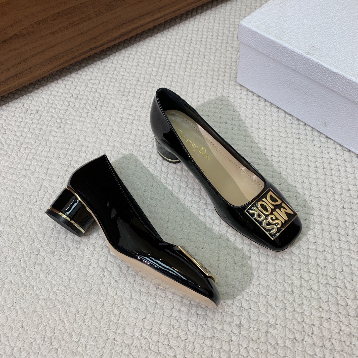 🔸D*or🔸字母扣粗跟玛丽珍单鞋。超美的脚踝扣上脚超仙，简约又不失甜美。材质：鞋面漆皮，羊皮内里及垫脚。