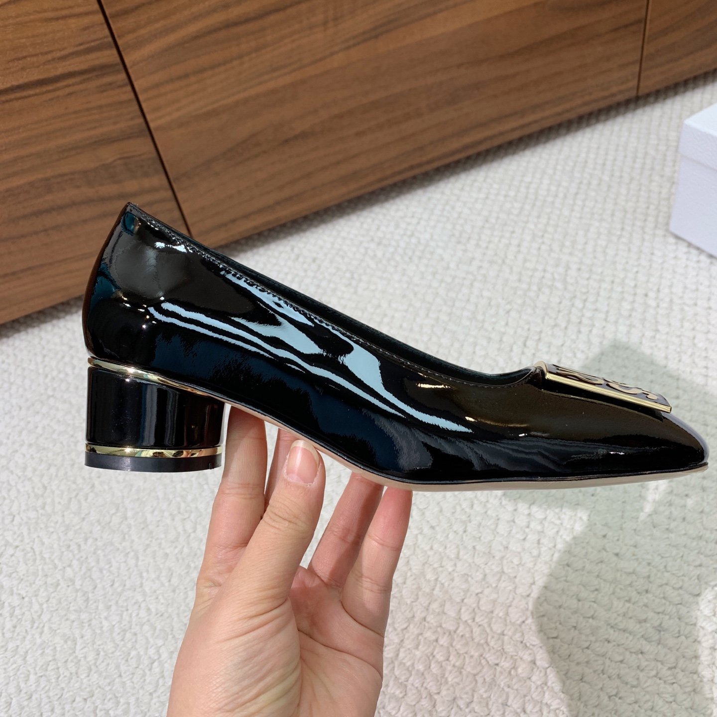 🔸D*or🔸字母扣粗跟玛丽珍单鞋。超美的脚踝扣上脚超仙，简约又不失甜美。材质：鞋面漆皮，羊皮内里及垫脚。