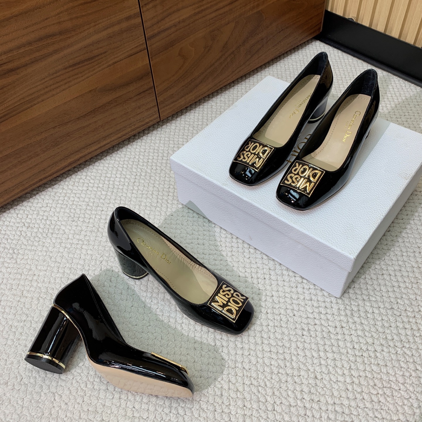 🔸D*or🔸字母扣粗跟玛丽珍单鞋。超美的脚踝扣上脚超仙，简约又不失甜美。材质：鞋面漆皮，羊皮内里及垫脚。