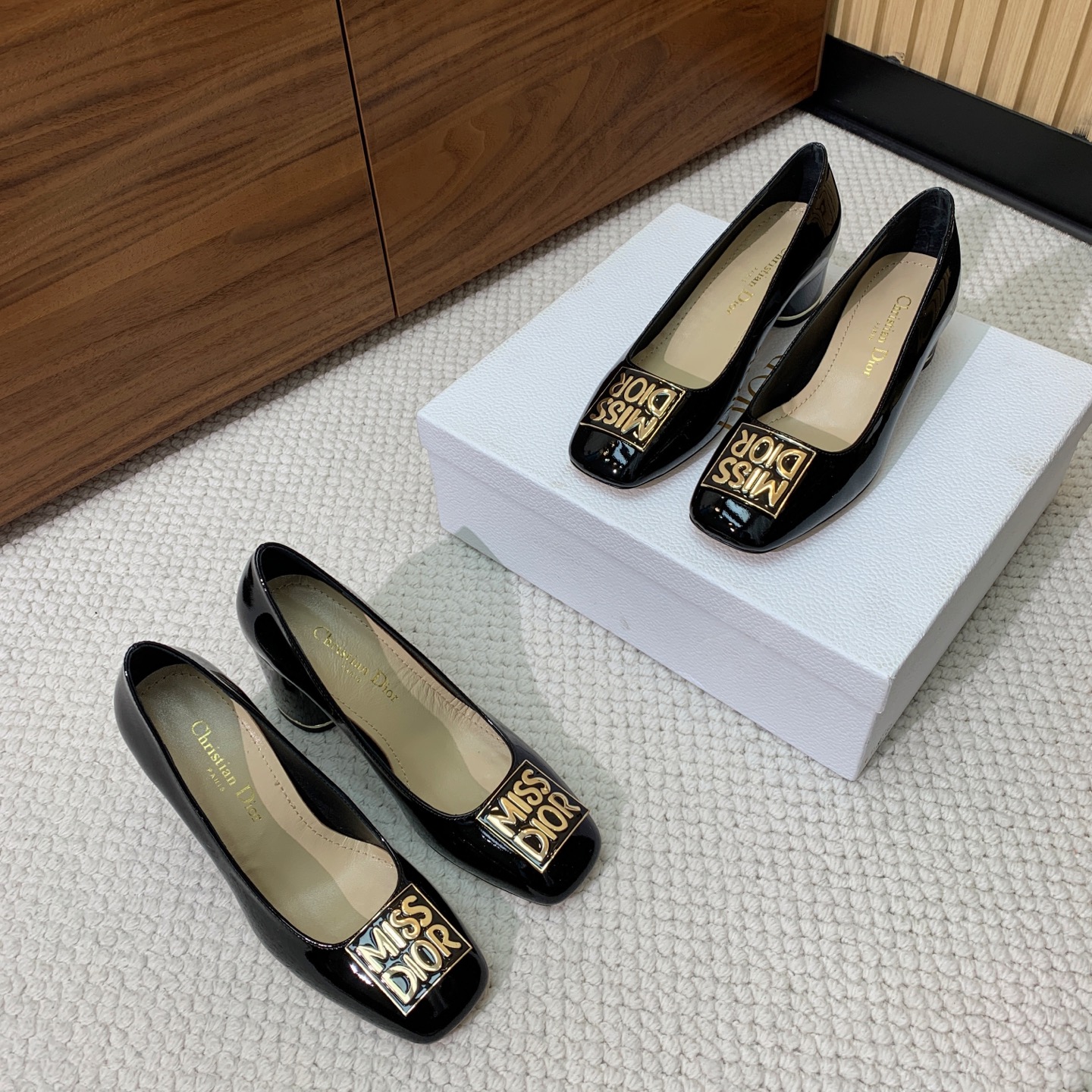 🔸D*or🔸字母扣粗跟玛丽珍单鞋。超美的脚踝扣上脚超仙，简约又不失甜美。材质：鞋面漆皮，羊皮内里及垫脚。