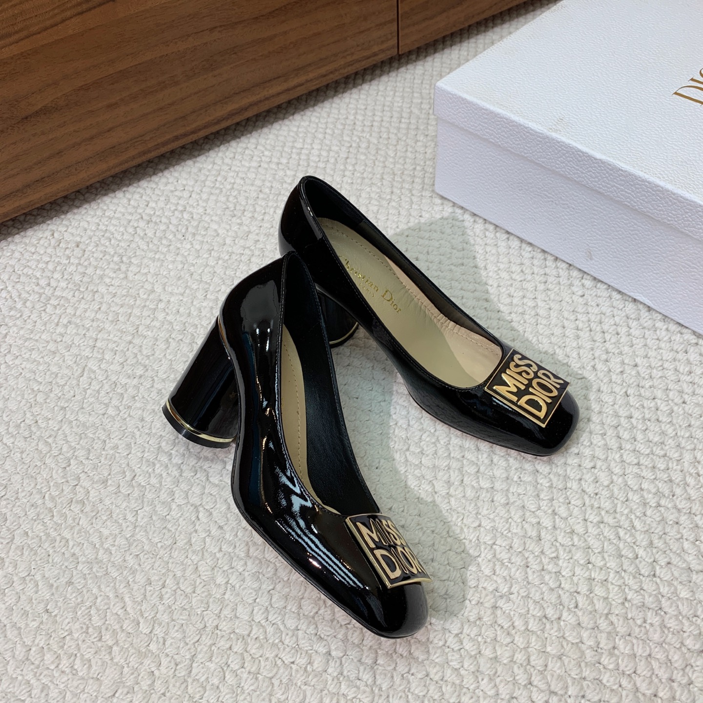 🔸D*or🔸字母扣粗跟玛丽珍单鞋。超美的脚踝扣上脚超仙，简约又不失甜美。材质：鞋面漆皮，羊皮内里及垫脚。