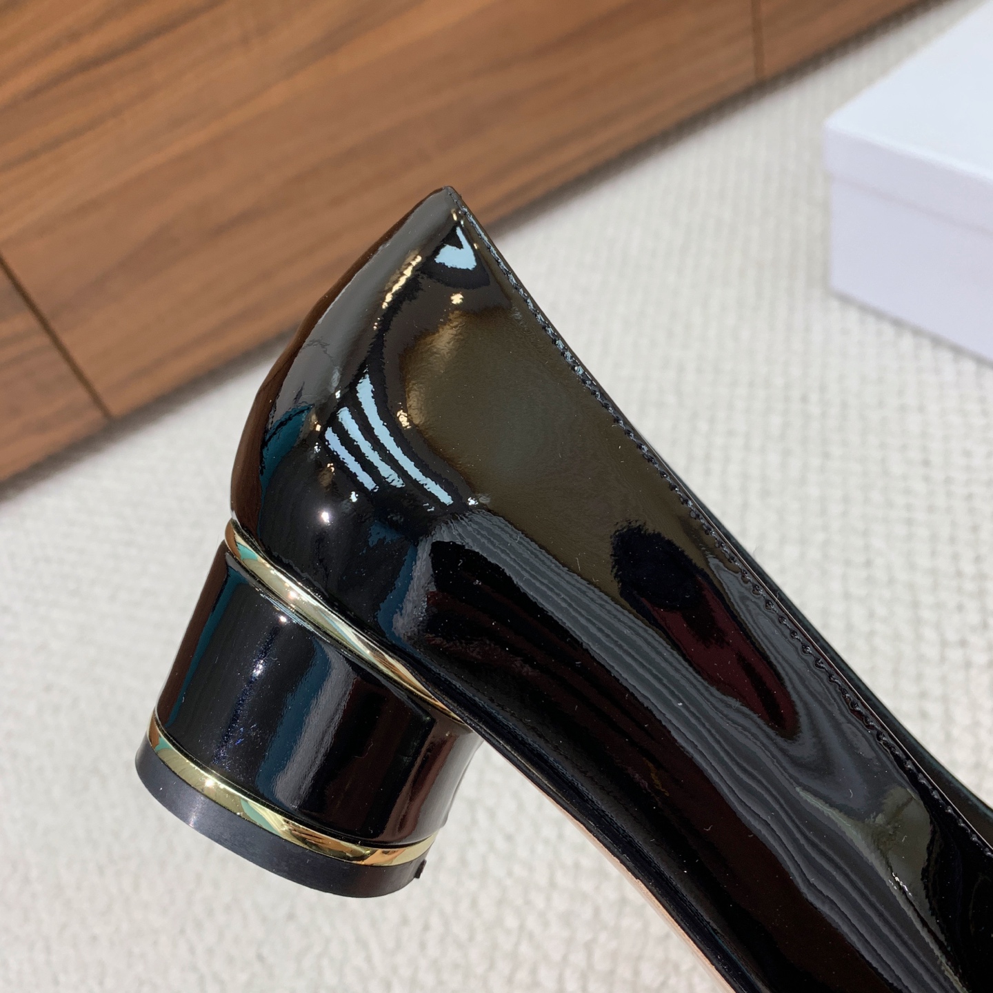 🔸D*or🔸字母扣粗跟玛丽珍单鞋。超美的脚踝扣上脚超仙，简约又不失甜美。材质：鞋面漆皮，羊皮内里及垫脚。