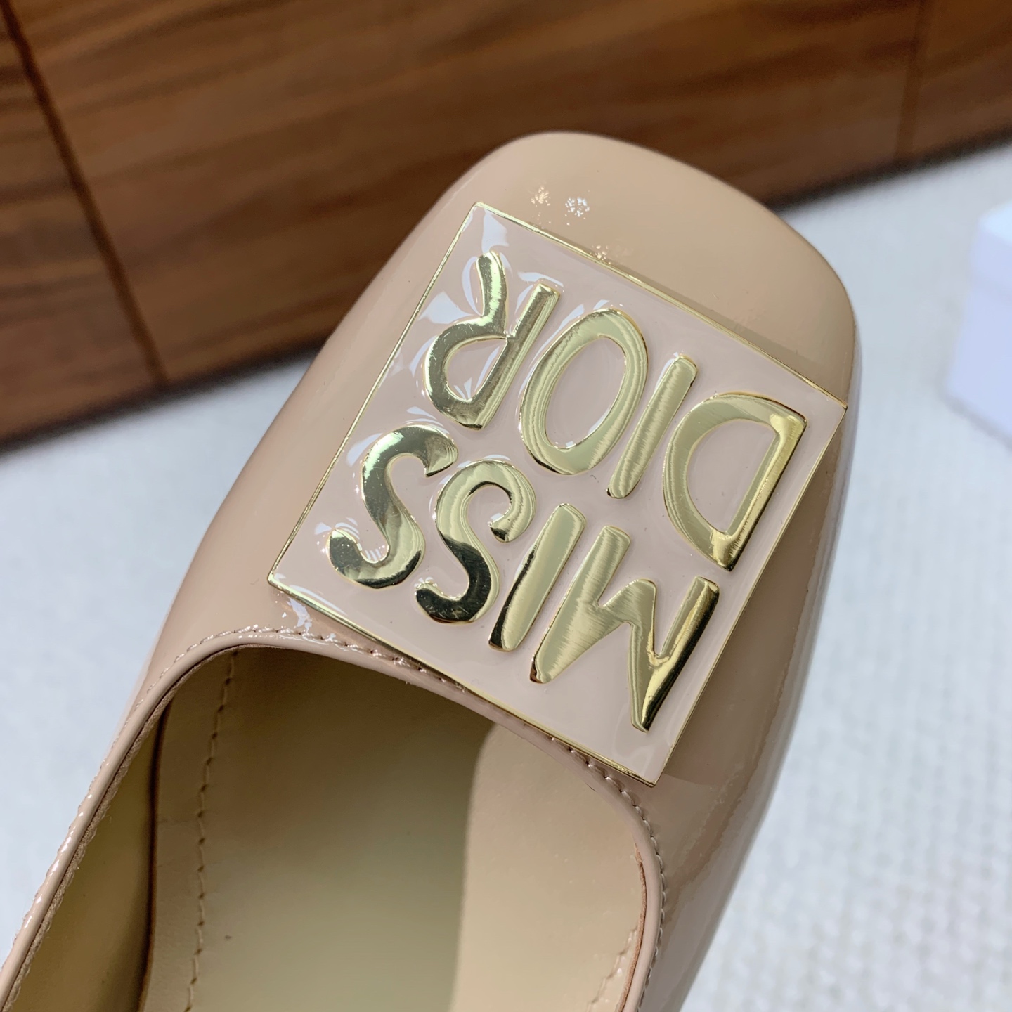 🔸D*or🔸字母扣粗跟玛丽珍单鞋。超美的脚踝扣上脚超仙，简约又不失甜美。材质：鞋面漆皮，羊皮内里及垫脚。