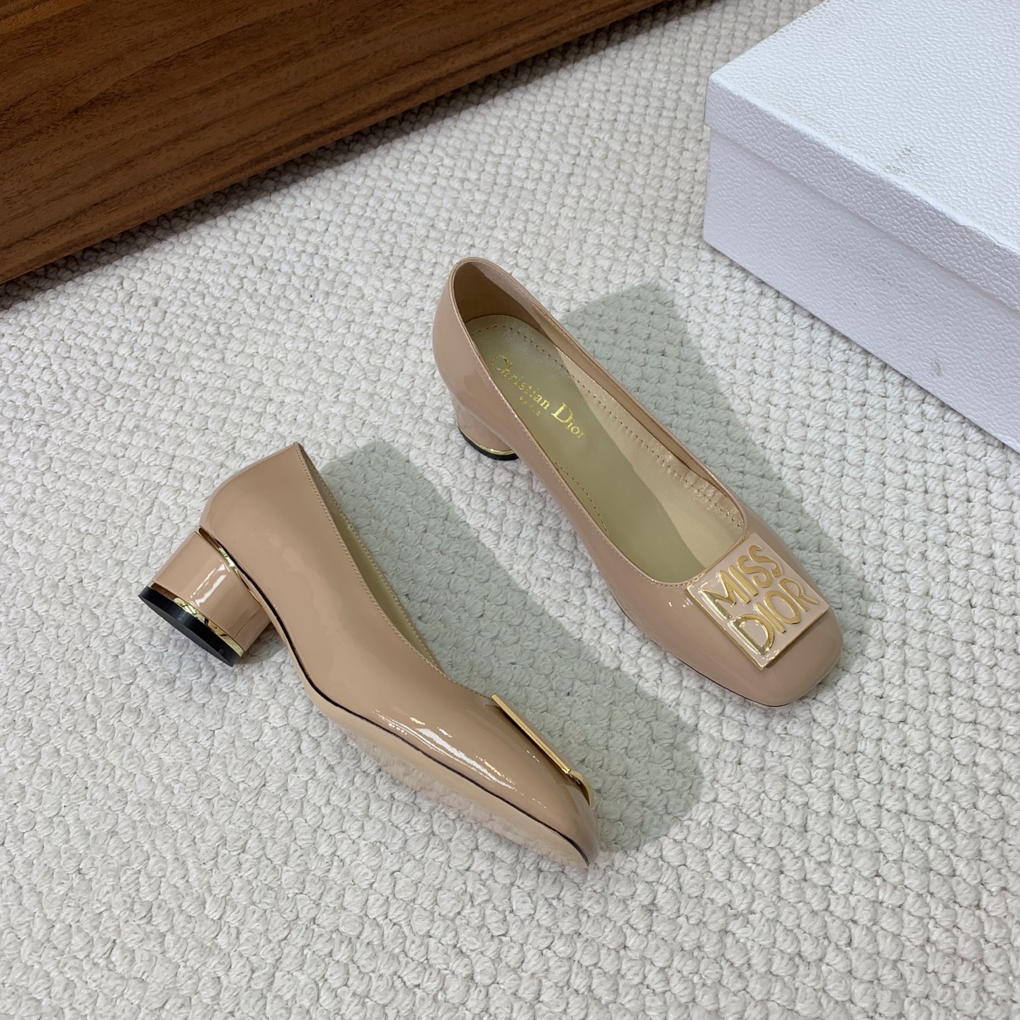 🔸D*or🔸字母扣粗跟玛丽珍单鞋。超美的脚踝扣上脚超仙，简约又不失甜美。材质：鞋面漆皮，羊皮内里及垫脚。