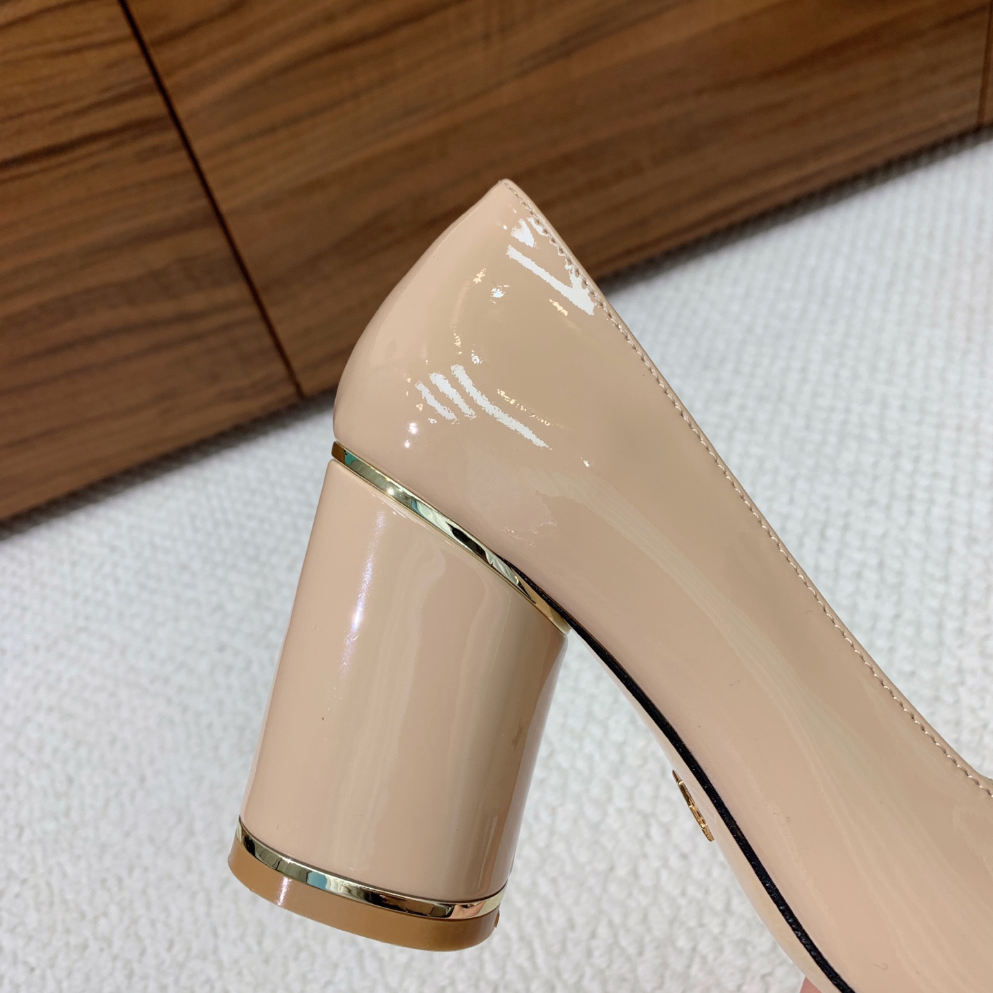 🔸D*or🔸字母扣粗跟玛丽珍单鞋。超美的脚踝扣上脚超仙，简约又不失甜美。材质：鞋面漆皮，羊皮内里及垫脚。