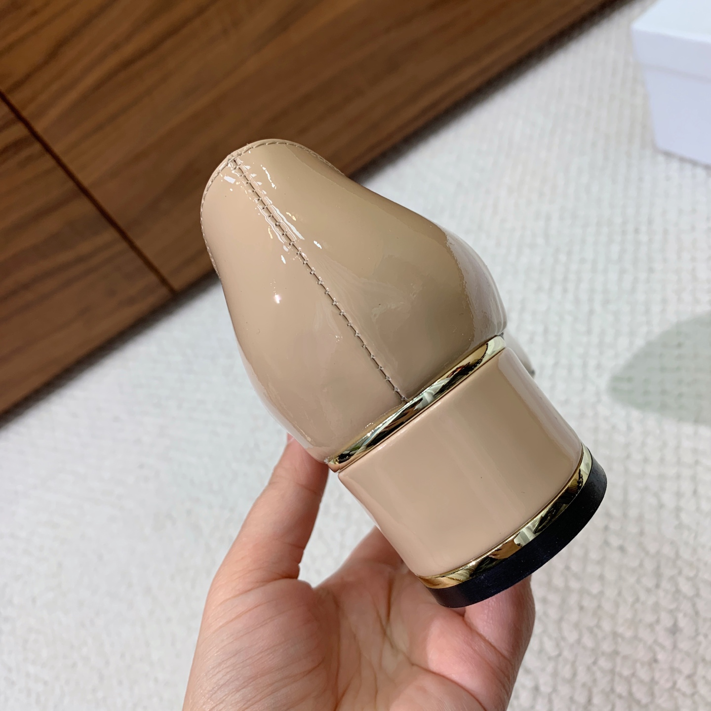 🔸D*or🔸字母扣粗跟玛丽珍单鞋。超美的脚踝扣上脚超仙，简约又不失甜美。材质：鞋面漆皮，羊皮内里及垫脚。