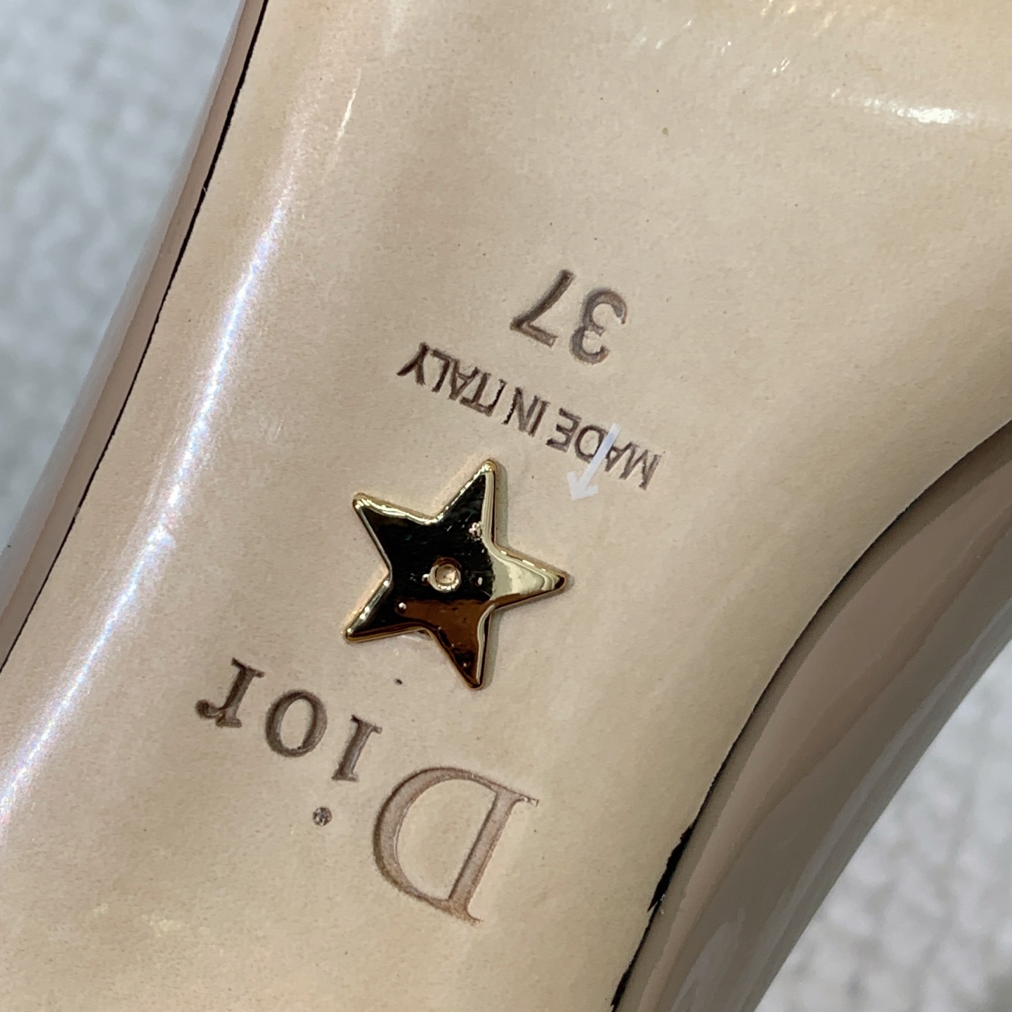 🔸D*or🔸字母扣粗跟玛丽珍单鞋。超美的脚踝扣上脚超仙，简约又不失甜美。材质：鞋面漆皮，羊皮内里及垫脚。