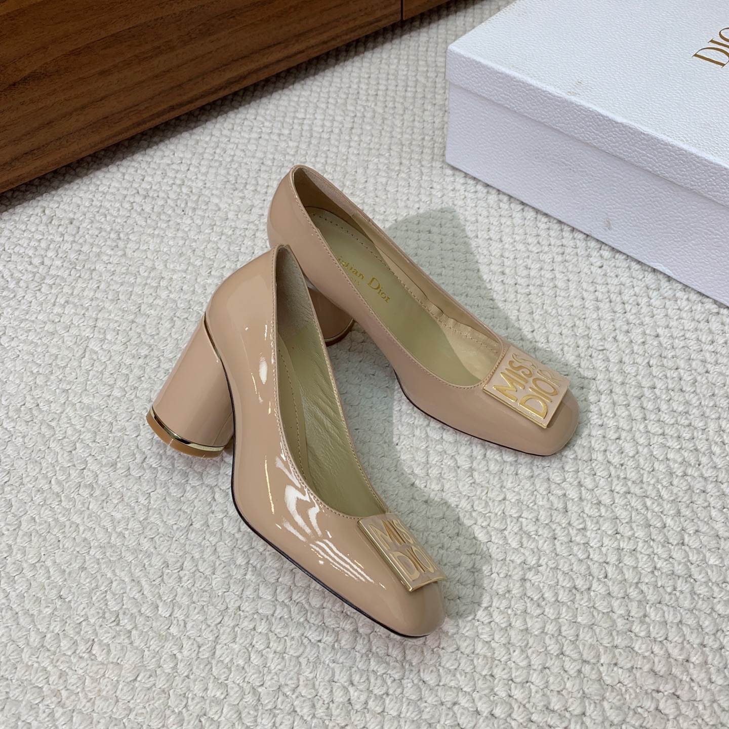 🔸D*or🔸字母扣粗跟玛丽珍单鞋。超美的脚踝扣上脚超仙，简约又不失甜美。材质：鞋面漆皮，羊皮内里及垫脚。