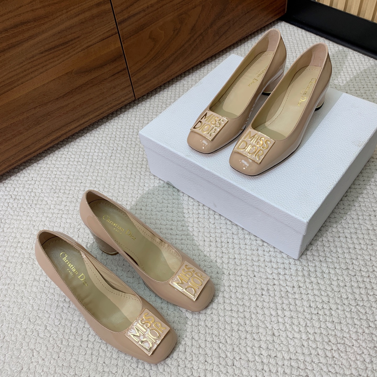 🔸D*or🔸字母扣粗跟玛丽珍单鞋。超美的脚踝扣上脚超仙，简约又不失甜美。材质：鞋面漆皮，羊皮内里及垫脚。