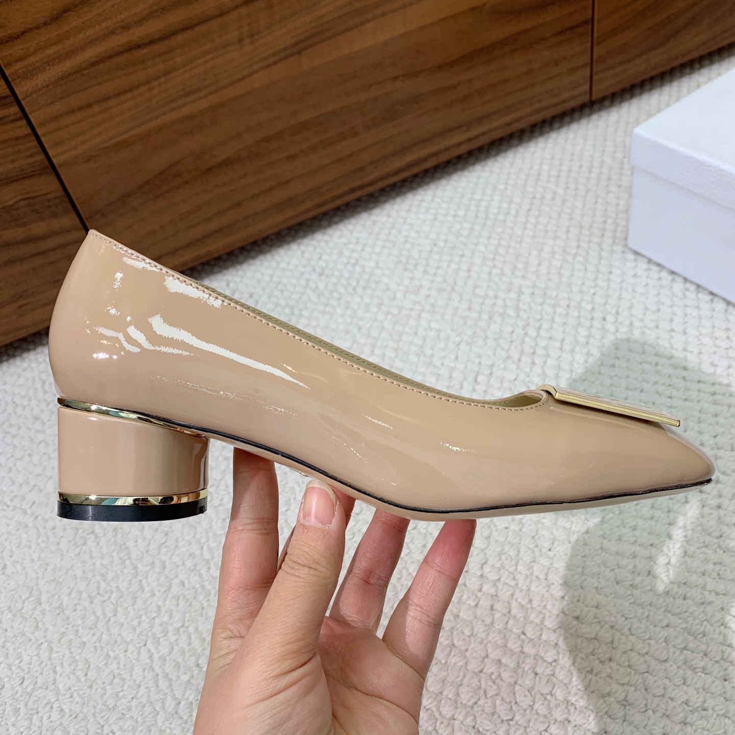 🔸D*or🔸字母扣粗跟玛丽珍单鞋。超美的脚踝扣上脚超仙，简约又不失甜美。材质：鞋面漆皮，羊皮内里及垫脚。