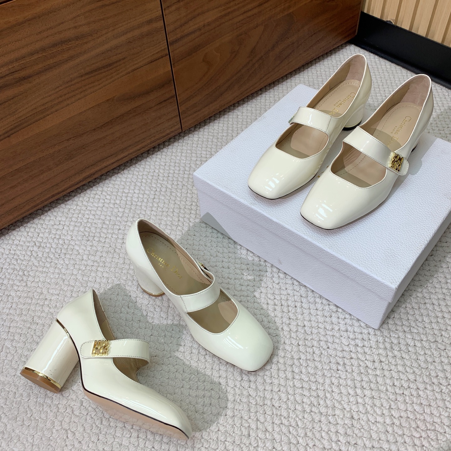 🔸D*or🔸粗跟玛丽珍单鞋。超美的脚踝扣上脚超仙，简约又不失甜美。材质：鞋面漆皮，羊皮内里及垫脚。真皮大