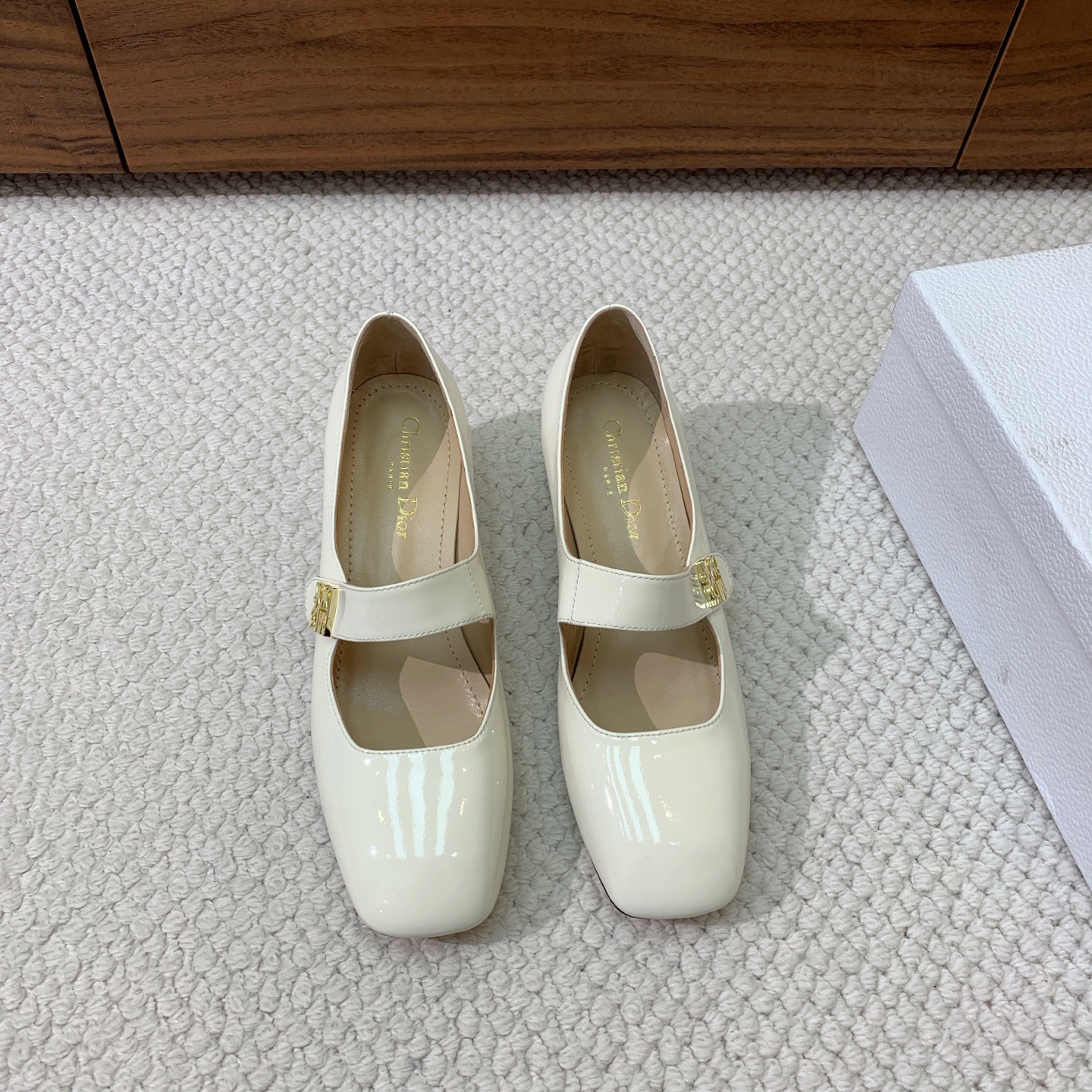 🔸D*or🔸粗跟玛丽珍单鞋。超美的脚踝扣上脚超仙，简约又不失甜美。材质：鞋面漆皮，羊皮内里及垫脚。真皮大