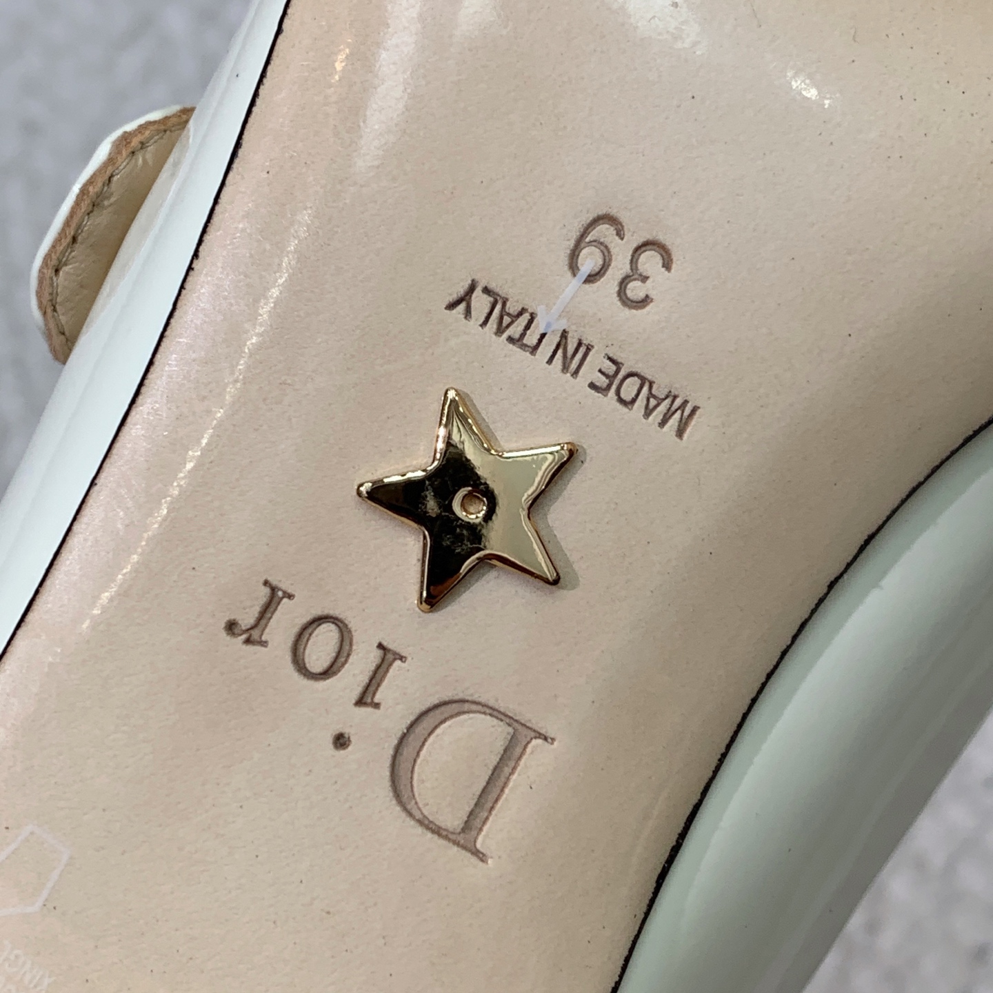 🔸D*or🔸粗跟玛丽珍单鞋。超美的脚踝扣上脚超仙，简约又不失甜美。材质：鞋面漆皮，羊皮内里及垫脚。真皮大