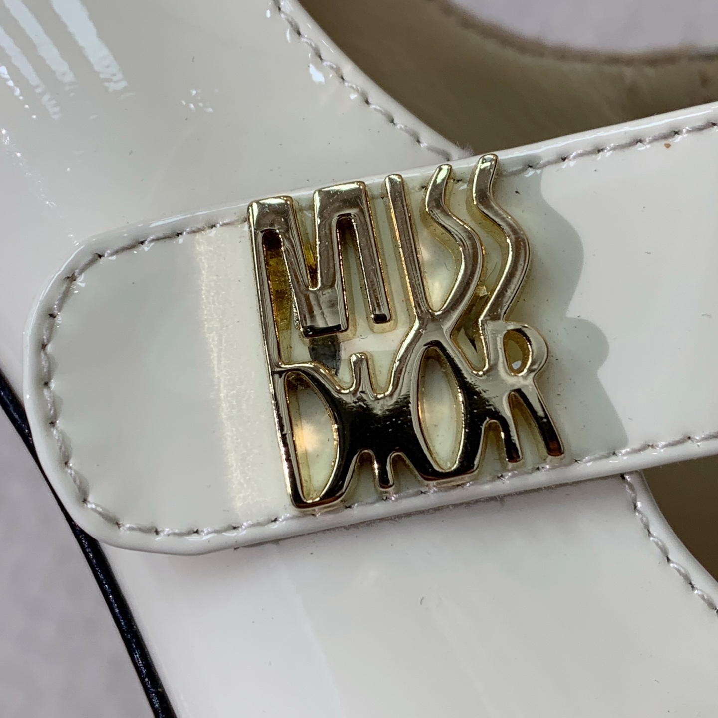 🔸D*or🔸粗跟玛丽珍单鞋。超美的脚踝扣上脚超仙，简约又不失甜美。材质：鞋面漆皮，羊皮内里及垫脚。真皮大