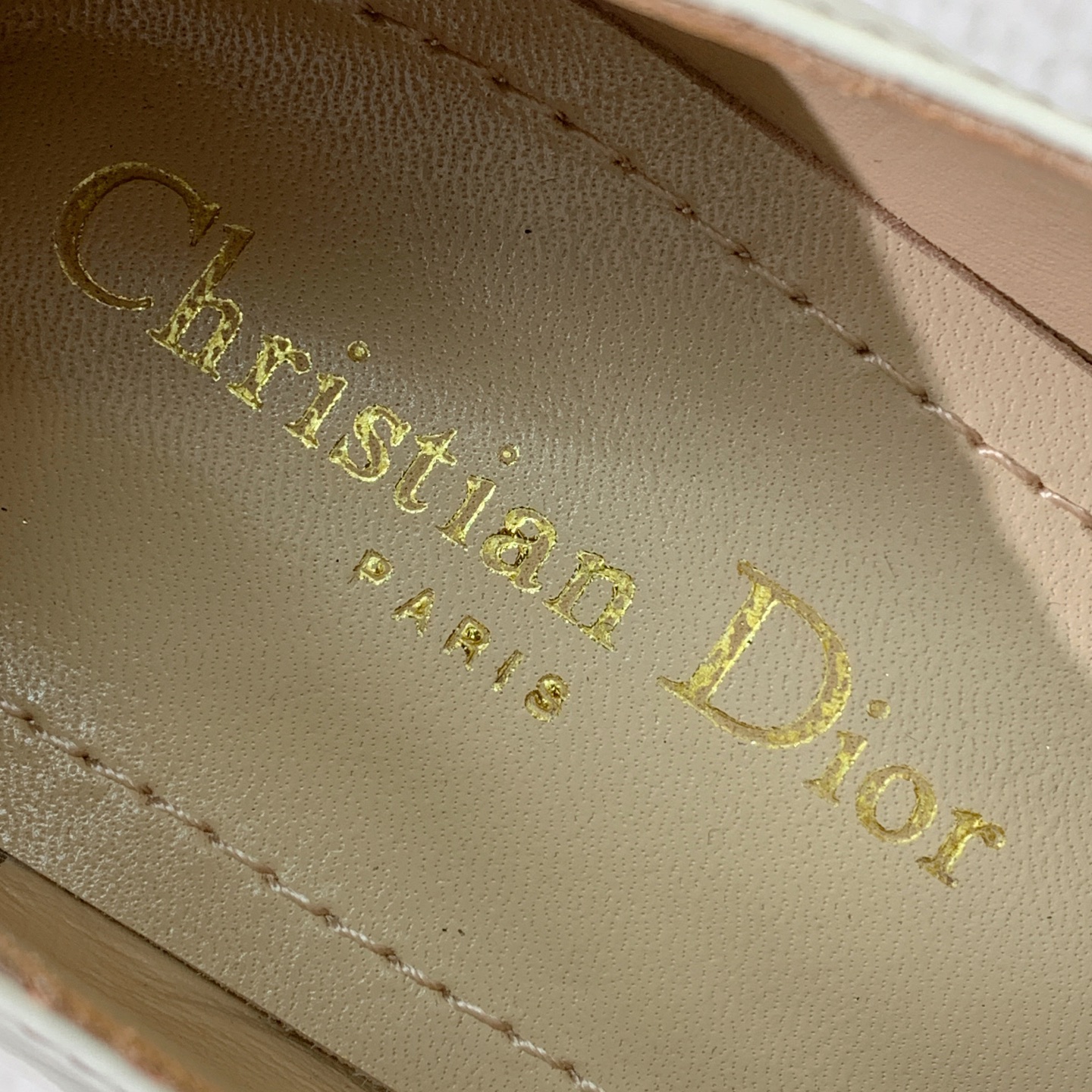 🔸D*or🔸粗跟玛丽珍单鞋。超美的脚踝扣上脚超仙，简约又不失甜美。材质：鞋面漆皮，羊皮内里及垫脚。真皮大