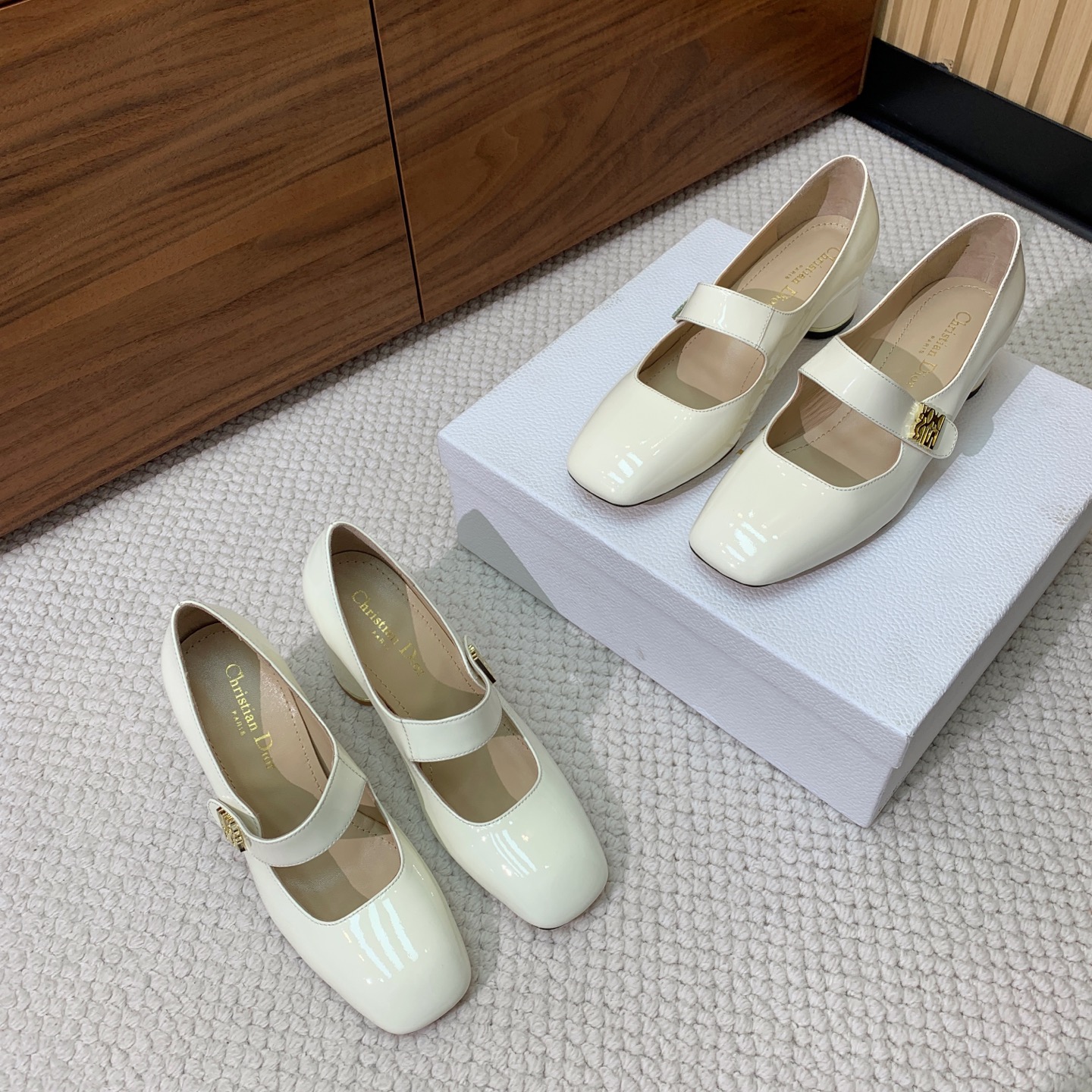 🔸D*or🔸粗跟玛丽珍单鞋。超美的脚踝扣上脚超仙，简约又不失甜美。材质：鞋面漆皮，羊皮内里及垫脚。真皮大