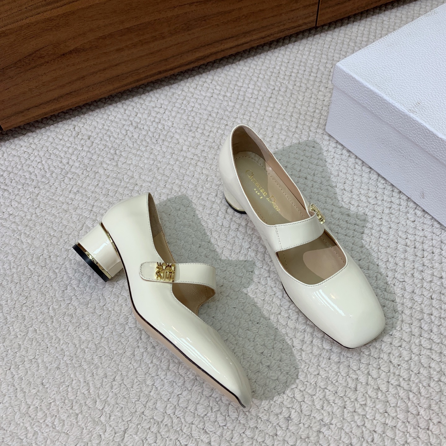 🔸D*or🔸粗跟玛丽珍单鞋。超美的脚踝扣上脚超仙，简约又不失甜美。材质：鞋面漆皮，羊皮内里及垫脚。真皮大