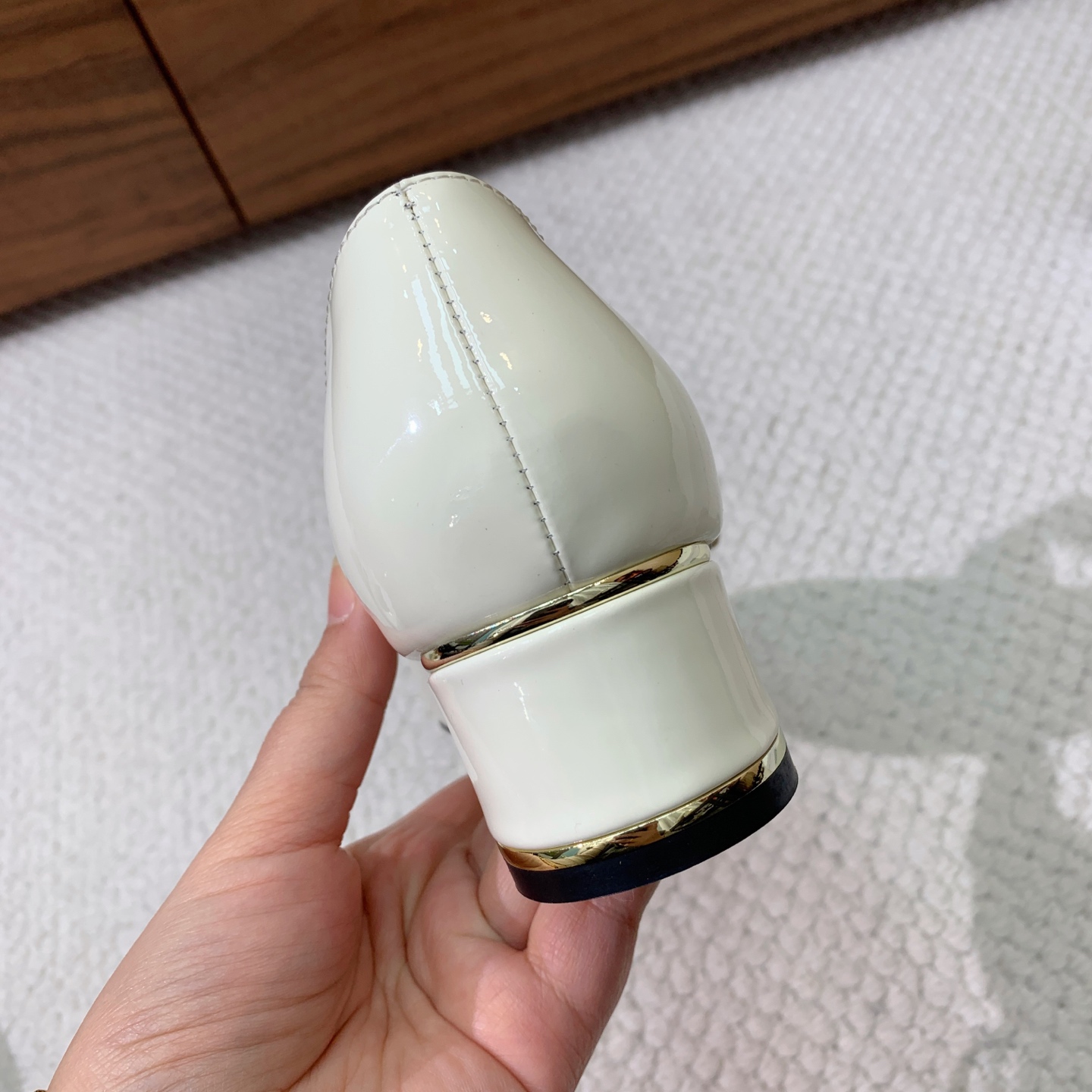 🔸D*or🔸粗跟玛丽珍单鞋。超美的脚踝扣上脚超仙，简约又不失甜美。材质：鞋面漆皮，羊皮内里及垫脚。真皮大