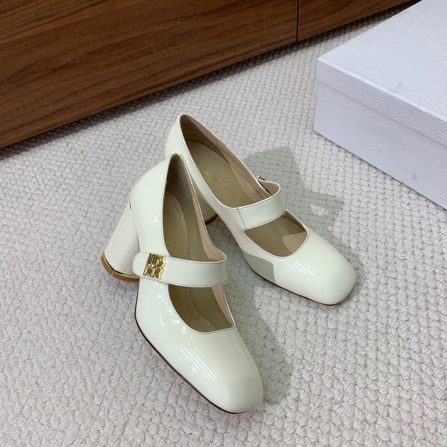 🔸D*or🔸粗跟玛丽珍单鞋。超美的脚踝扣上脚超仙，简约又不失甜美。材质：鞋面漆皮，羊皮内里及垫脚。真皮大