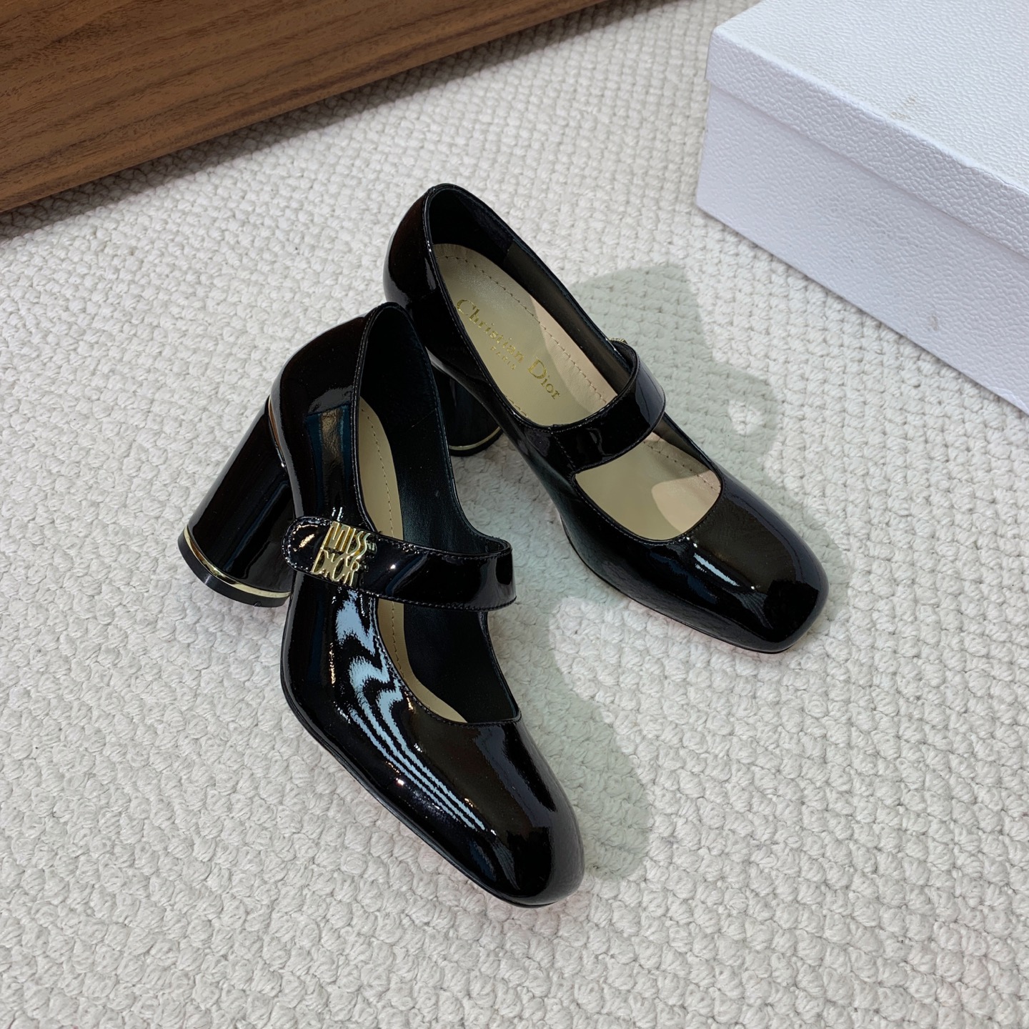 🔸D*or🔸粗跟玛丽珍单鞋。超美的脚踝扣上脚超仙，简约又不失甜美。材质：鞋面漆皮，羊皮内里及垫脚。真皮大