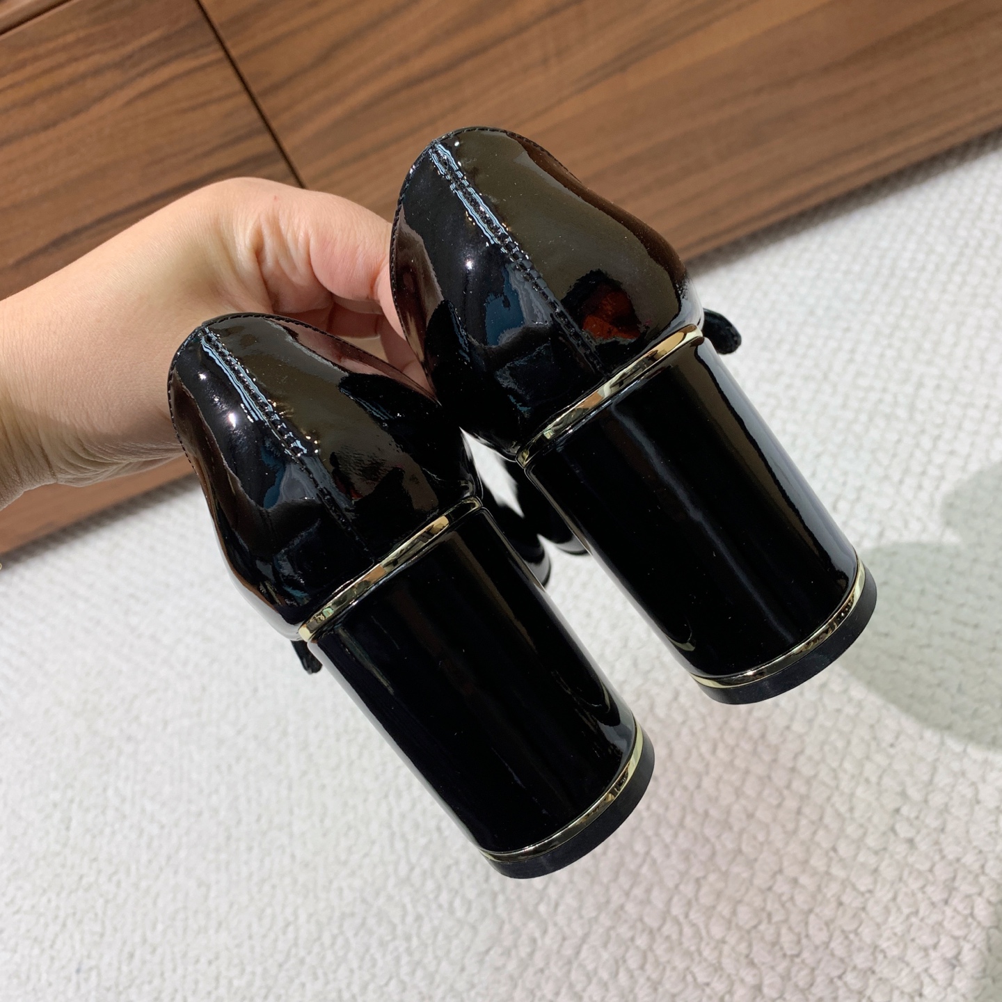 🔸D*or🔸粗跟玛丽珍单鞋。超美的脚踝扣上脚超仙，简约又不失甜美。材质：鞋面漆皮，羊皮内里及垫脚。真皮大