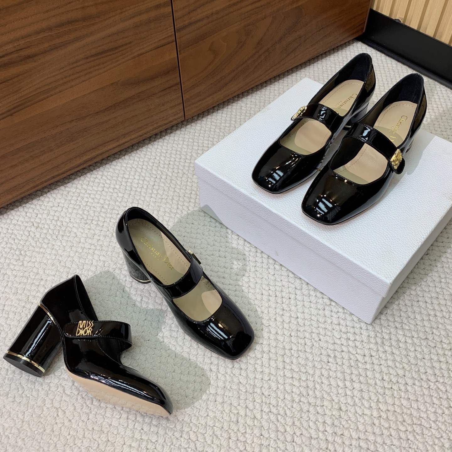 🔸D*or🔸粗跟玛丽珍单鞋。超美的脚踝扣上脚超仙，简约又不失甜美。材质：鞋面漆皮，羊皮内里及垫脚。真皮大