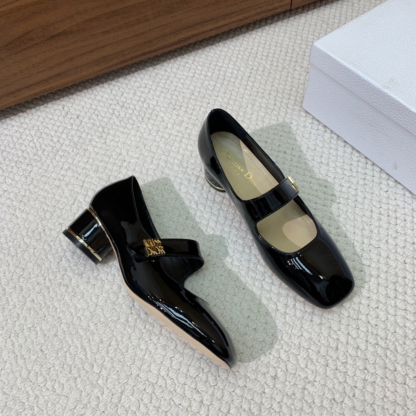 🔸D*or🔸粗跟玛丽珍单鞋。超美的脚踝扣上脚超仙，简约又不失甜美。材质：鞋面漆皮，羊皮内里及垫脚。真皮大