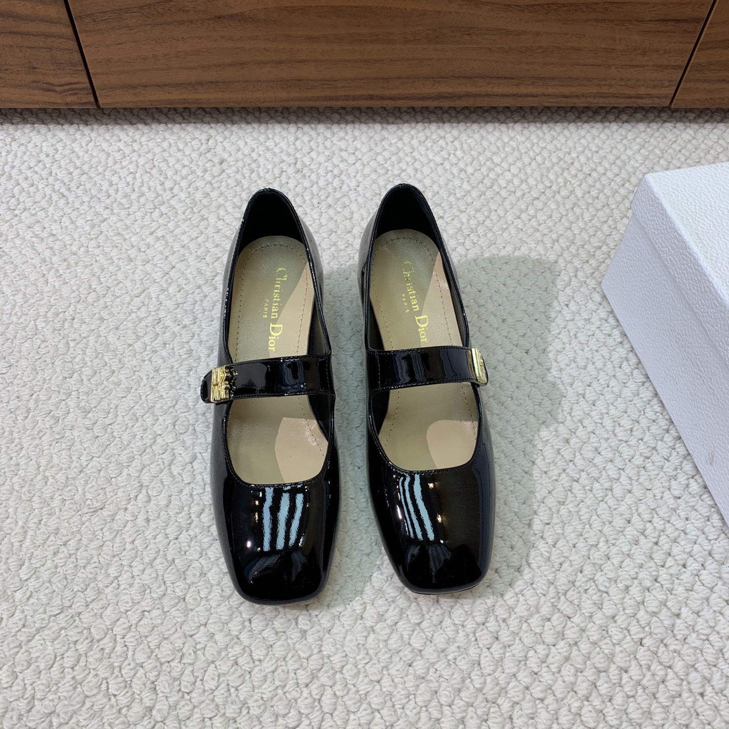 🔸D*or🔸粗跟玛丽珍单鞋。超美的脚踝扣上脚超仙，简约又不失甜美。材质：鞋面漆皮，羊皮内里及垫脚。真皮大