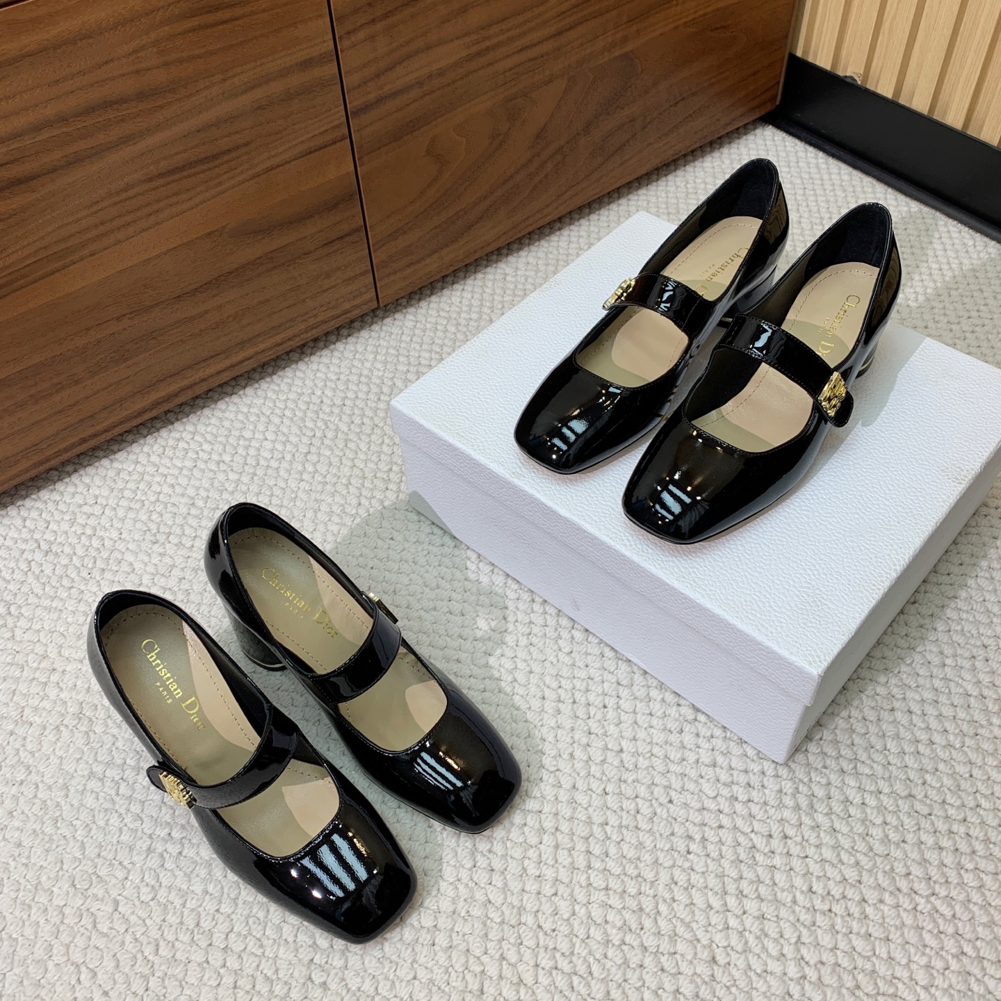 🔸D*or🔸粗跟玛丽珍单鞋。超美的脚踝扣上脚超仙，简约又不失甜美。材质：鞋面漆皮，羊皮内里及垫脚。真皮大