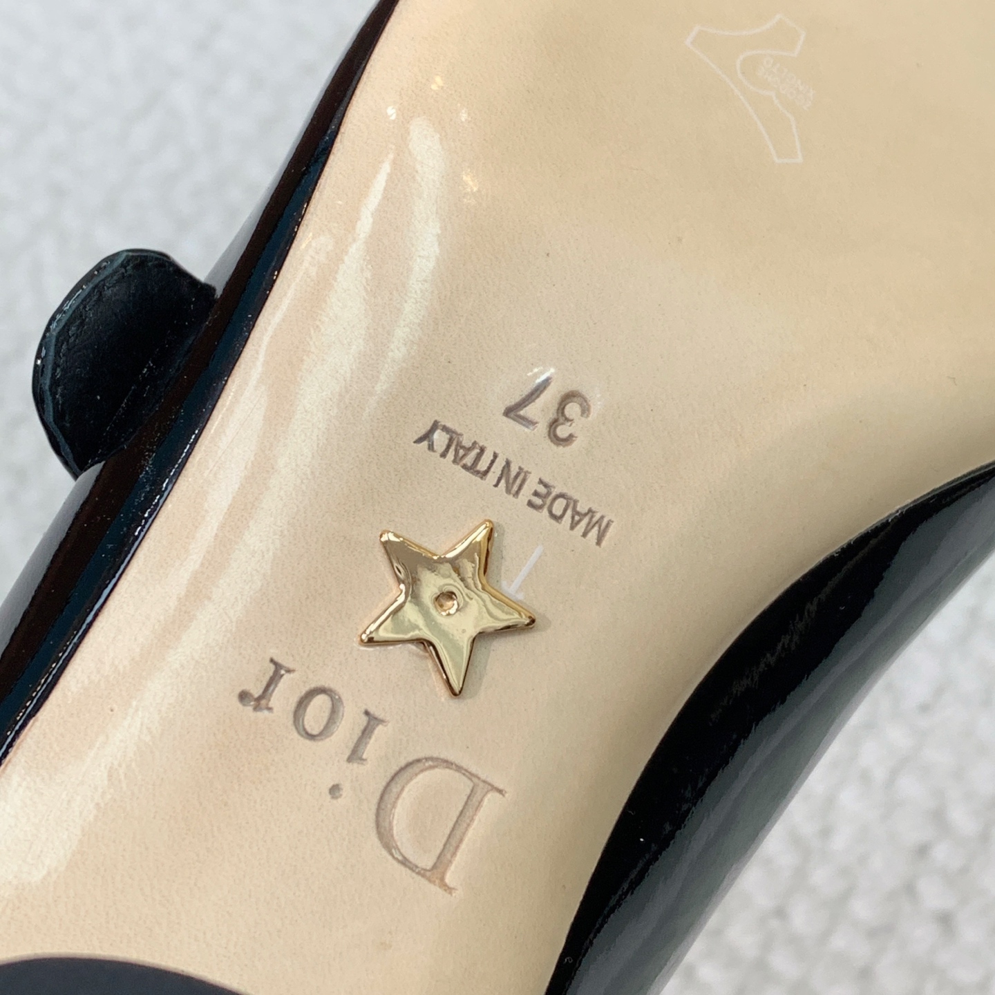 🔸D*or🔸粗跟玛丽珍单鞋。超美的脚踝扣上脚超仙，简约又不失甜美。材质：鞋面漆皮，羊皮内里及垫脚。真皮大