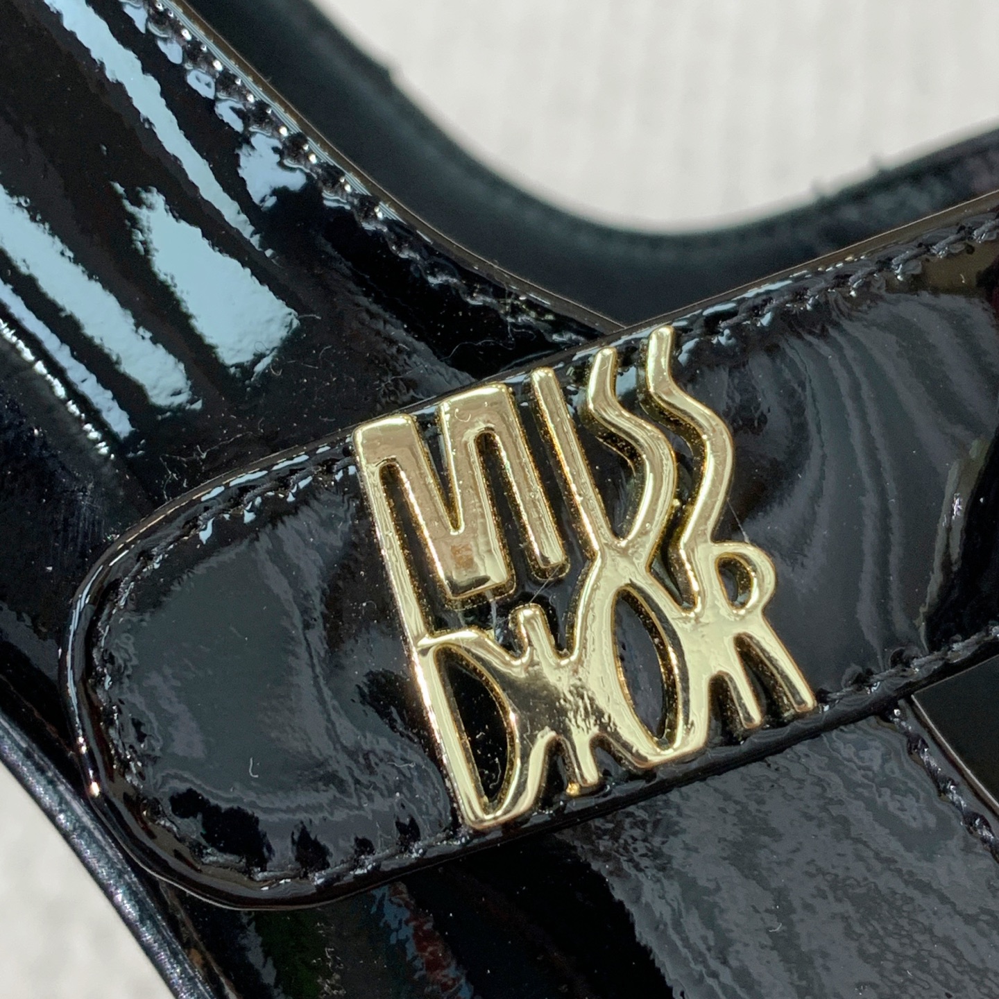 🔸D*or🔸粗跟玛丽珍单鞋。超美的脚踝扣上脚超仙，简约又不失甜美。材质：鞋面漆皮，羊皮内里及垫脚。真皮大