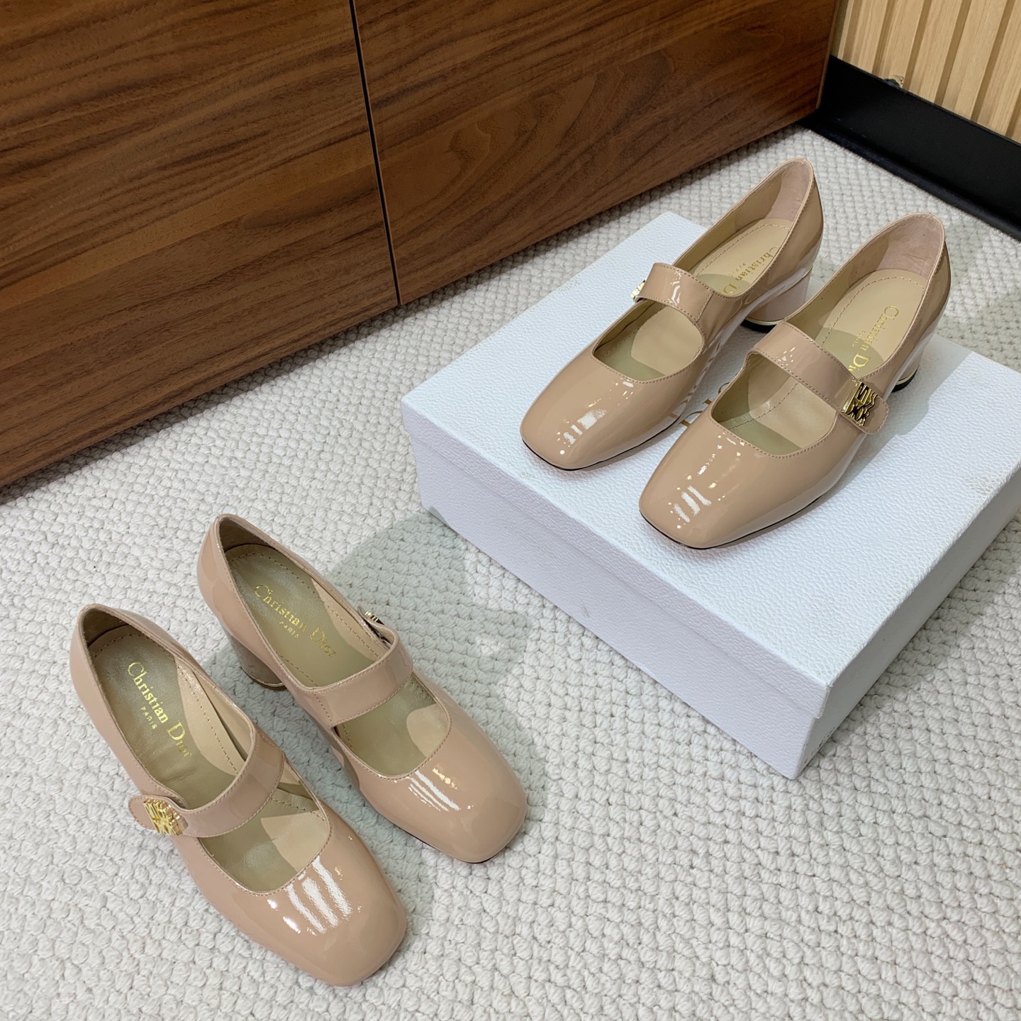 🔸D*or🔸粗跟玛丽珍单鞋。超美的脚踝扣上脚超仙，简约又不失甜美。材质：鞋面漆皮，羊皮内里及垫脚。真皮大