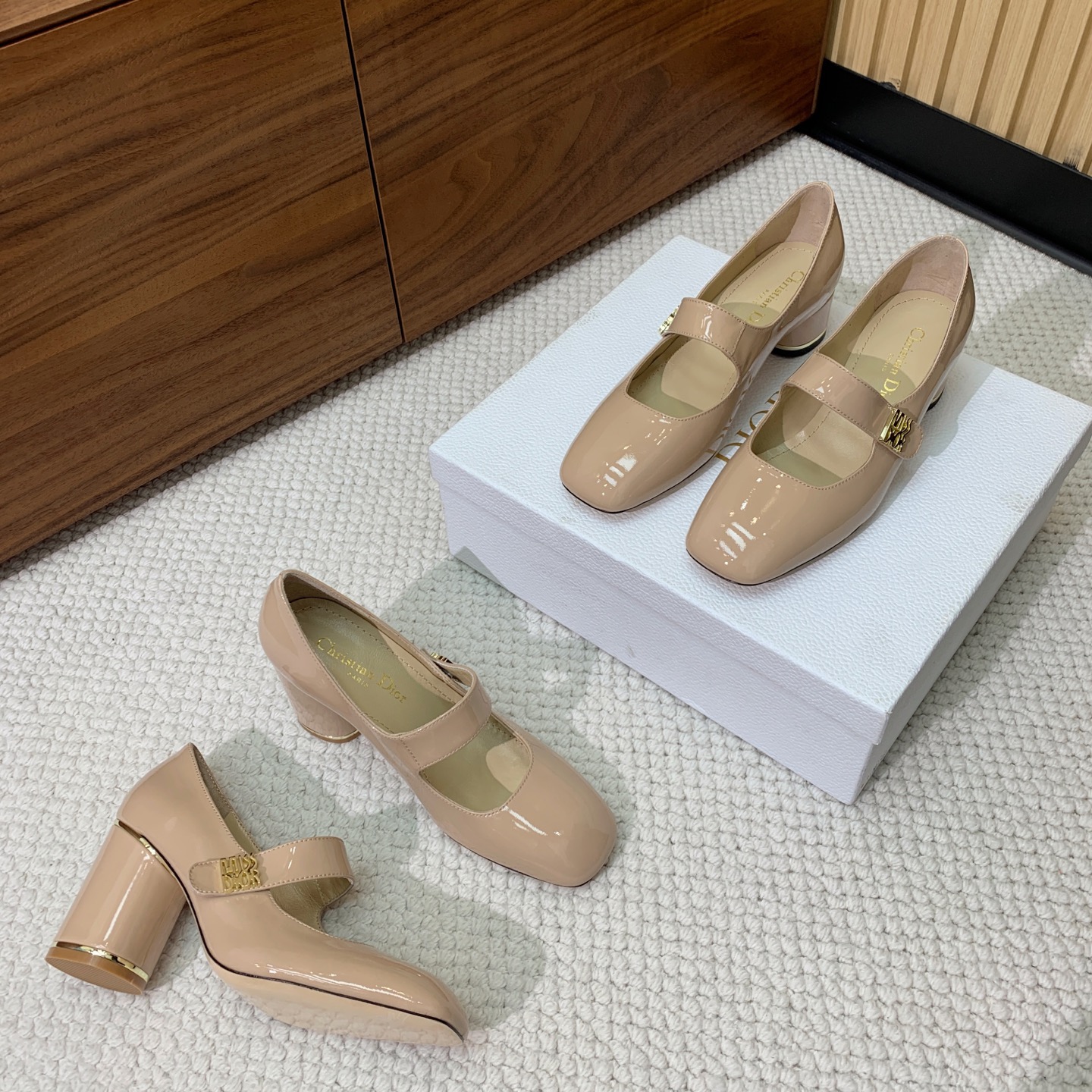 🔸D*or🔸粗跟玛丽珍单鞋。超美的脚踝扣上脚超仙，简约又不失甜美。材质：鞋面漆皮，羊皮内里及垫脚。真皮大