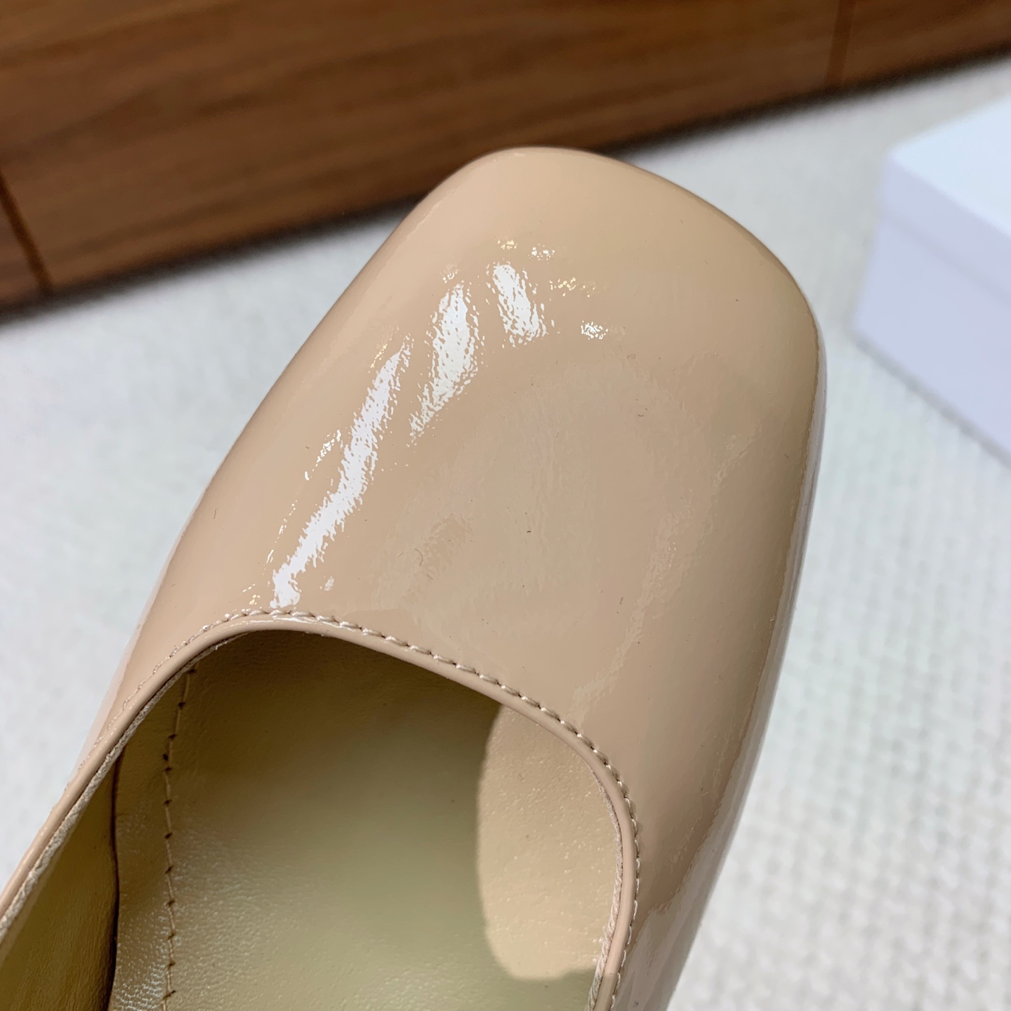 🔸D*or🔸粗跟玛丽珍单鞋。超美的脚踝扣上脚超仙，简约又不失甜美。材质：鞋面漆皮，羊皮内里及垫脚。真皮大