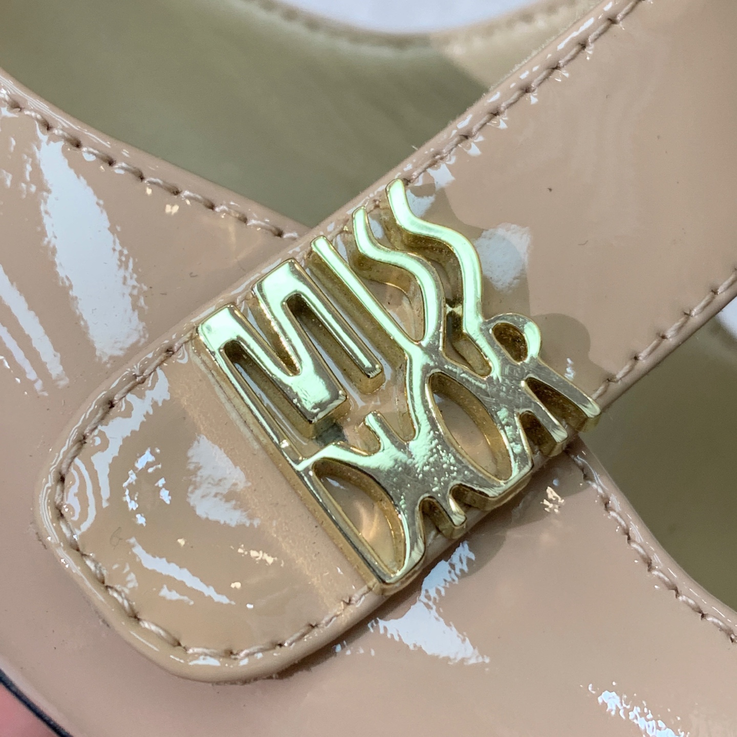 🔸D*or🔸粗跟玛丽珍单鞋。超美的脚踝扣上脚超仙，简约又不失甜美。材质：鞋面漆皮，羊皮内里及垫脚。真皮大