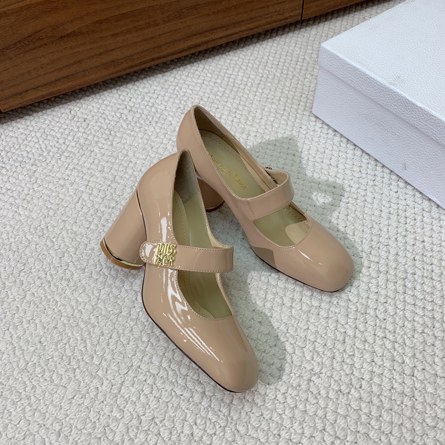 🔸D*or🔸粗跟玛丽珍单鞋。超美的脚踝扣上脚超仙，简约又不失甜美。材质：鞋面漆皮，羊皮内里及垫脚。真皮大