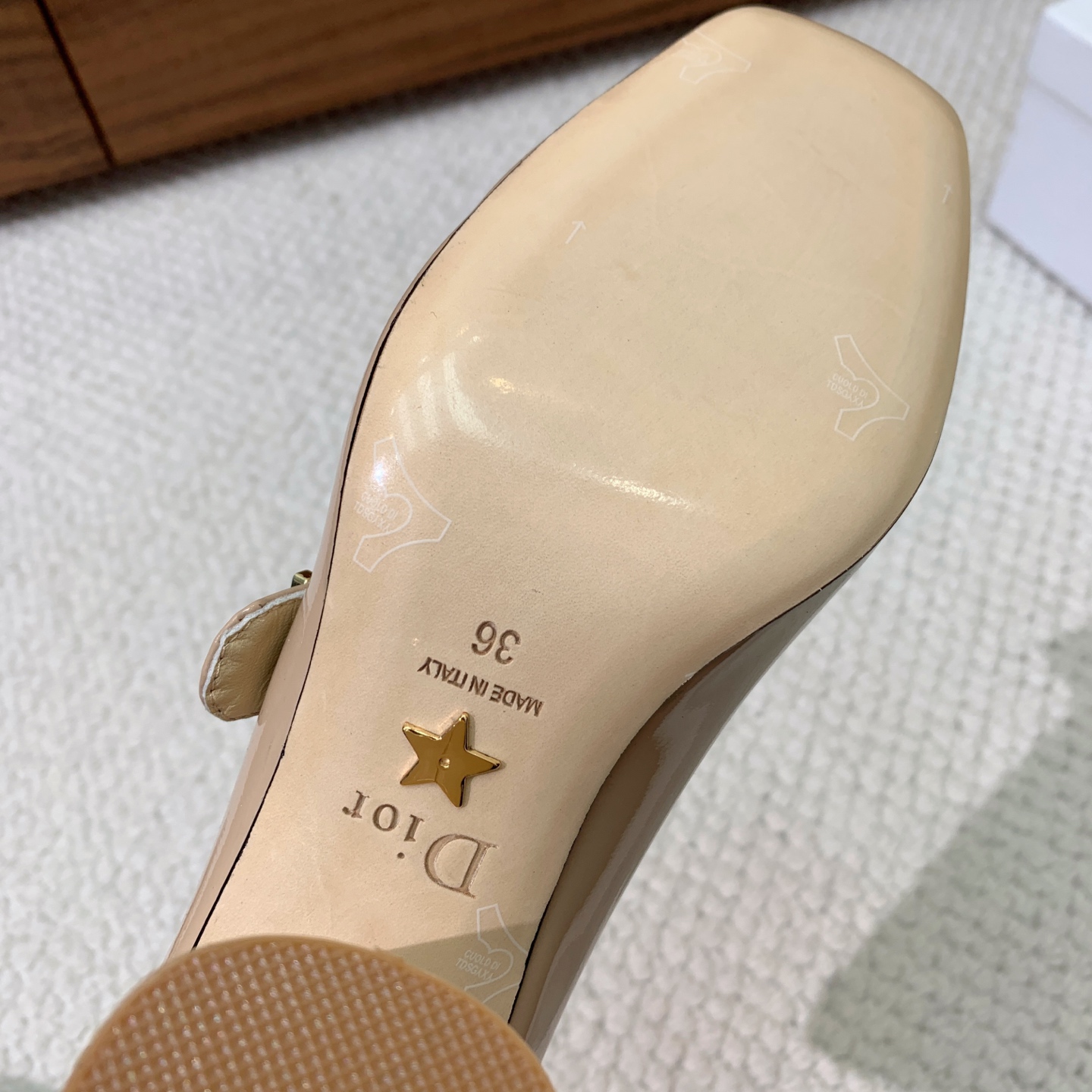 🔸D*or🔸粗跟玛丽珍单鞋。超美的脚踝扣上脚超仙，简约又不失甜美。材质：鞋面漆皮，羊皮内里及垫脚。真皮大