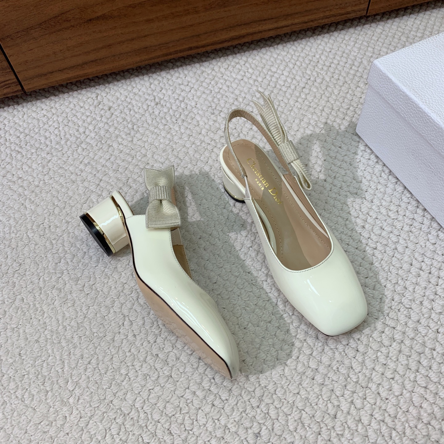 🔸D*or🔸粗跟玛丽珍单鞋。超美的脚踝扣上脚超仙，简约又不失甜美。材质：鞋面漆皮，羊皮内里及垫脚。真皮大