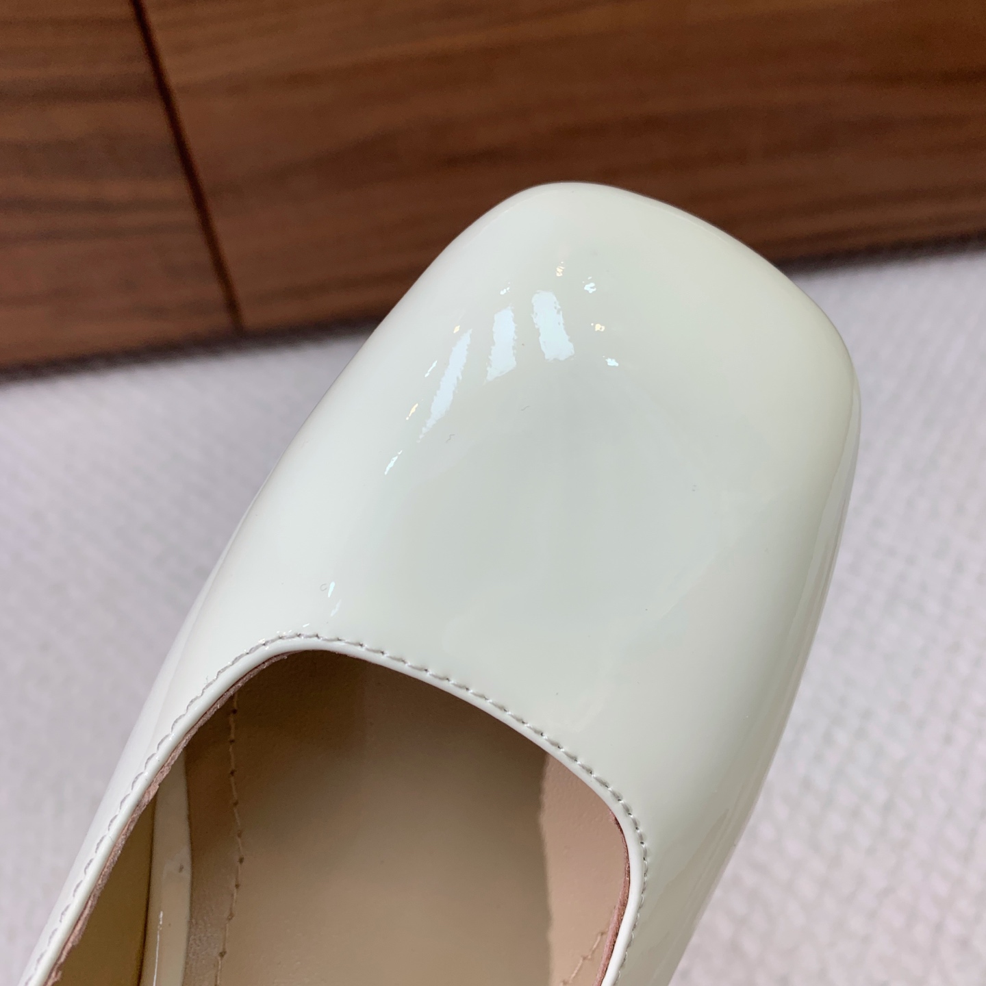 🔸D*or🔸粗跟玛丽珍单鞋。超美的脚踝扣上脚超仙，简约又不失甜美。材质：鞋面漆皮，羊皮内里及垫脚。真皮大