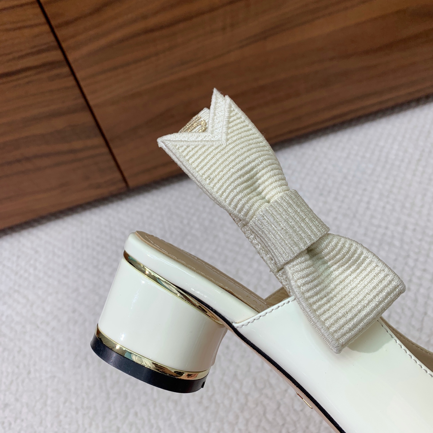 🔸D*or🔸粗跟玛丽珍单鞋。超美的脚踝扣上脚超仙，简约又不失甜美。材质：鞋面漆皮，羊皮内里及垫脚。真皮大